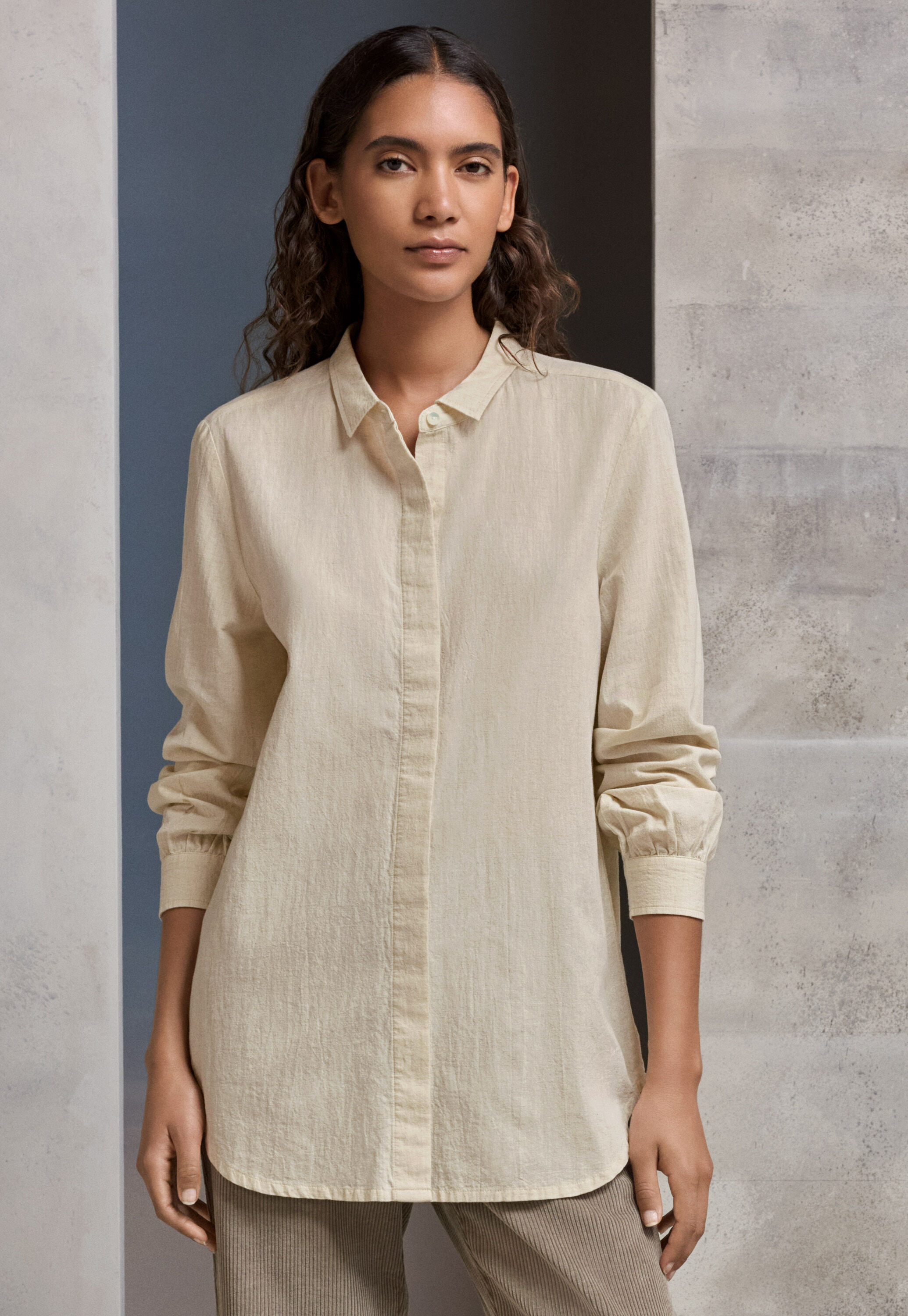 Bluse mit geschwungenem Saum