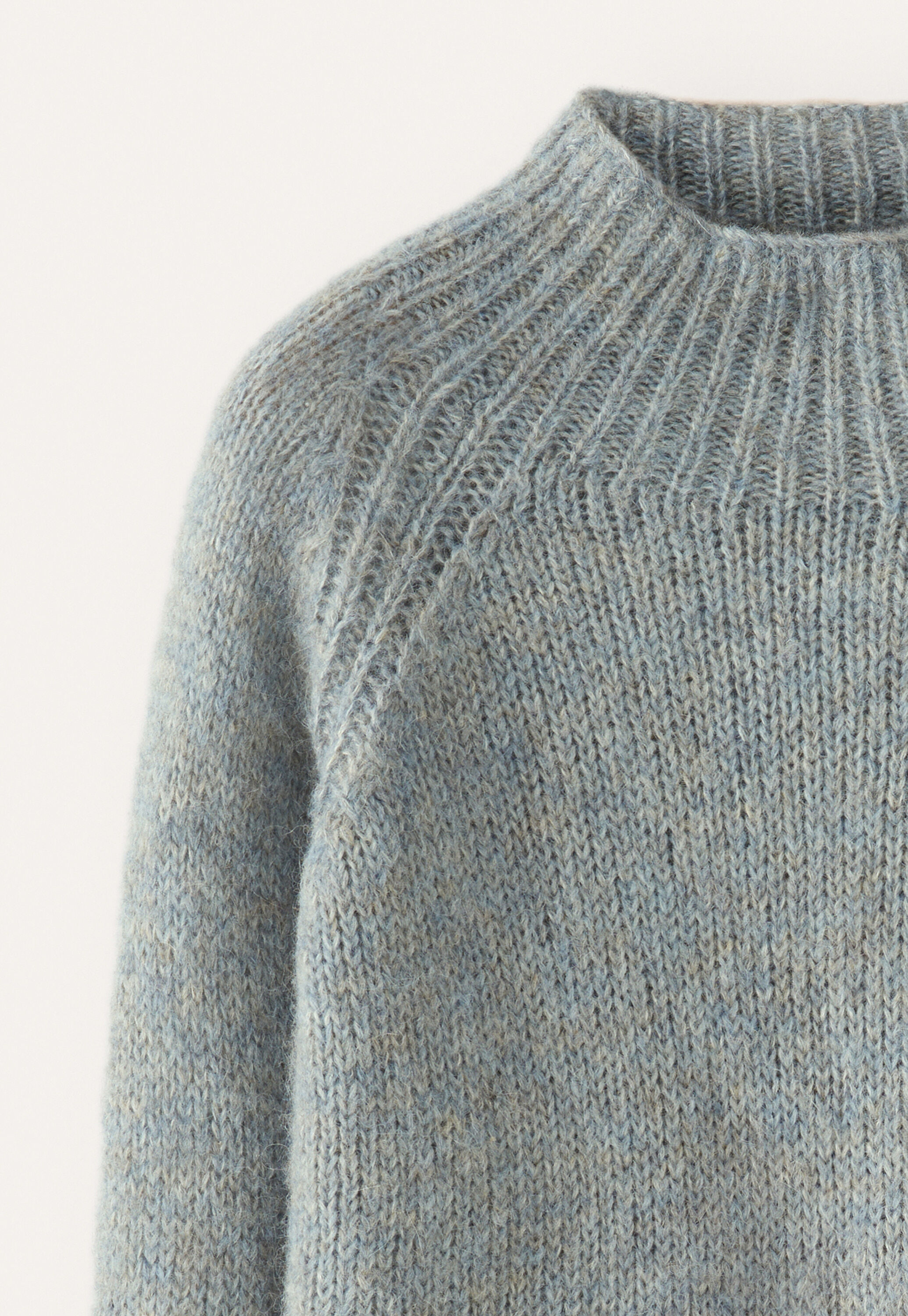 Raglanpullover mit Trichterkragen