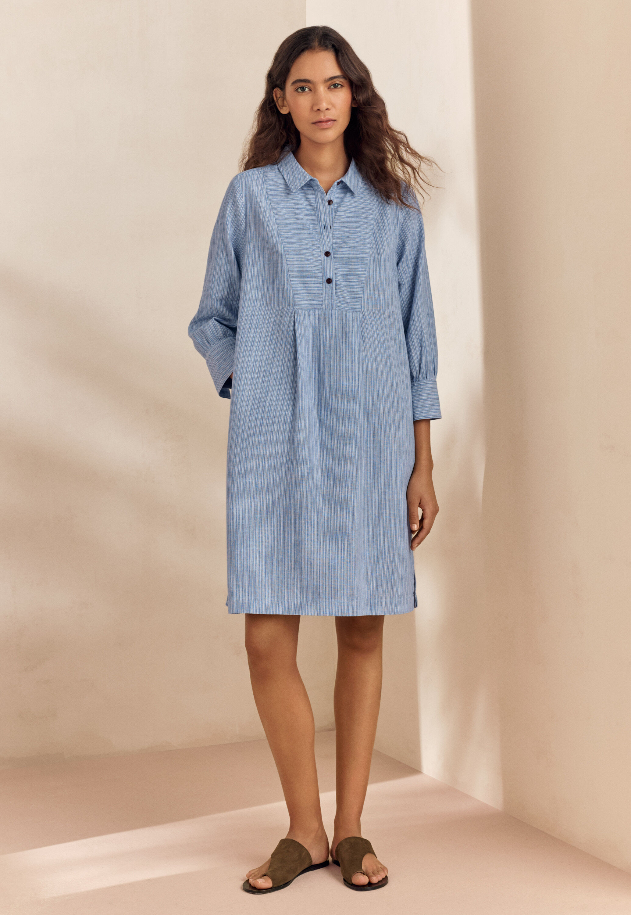 Kleid mit Latzeinsatz, Kornblumenblau, large