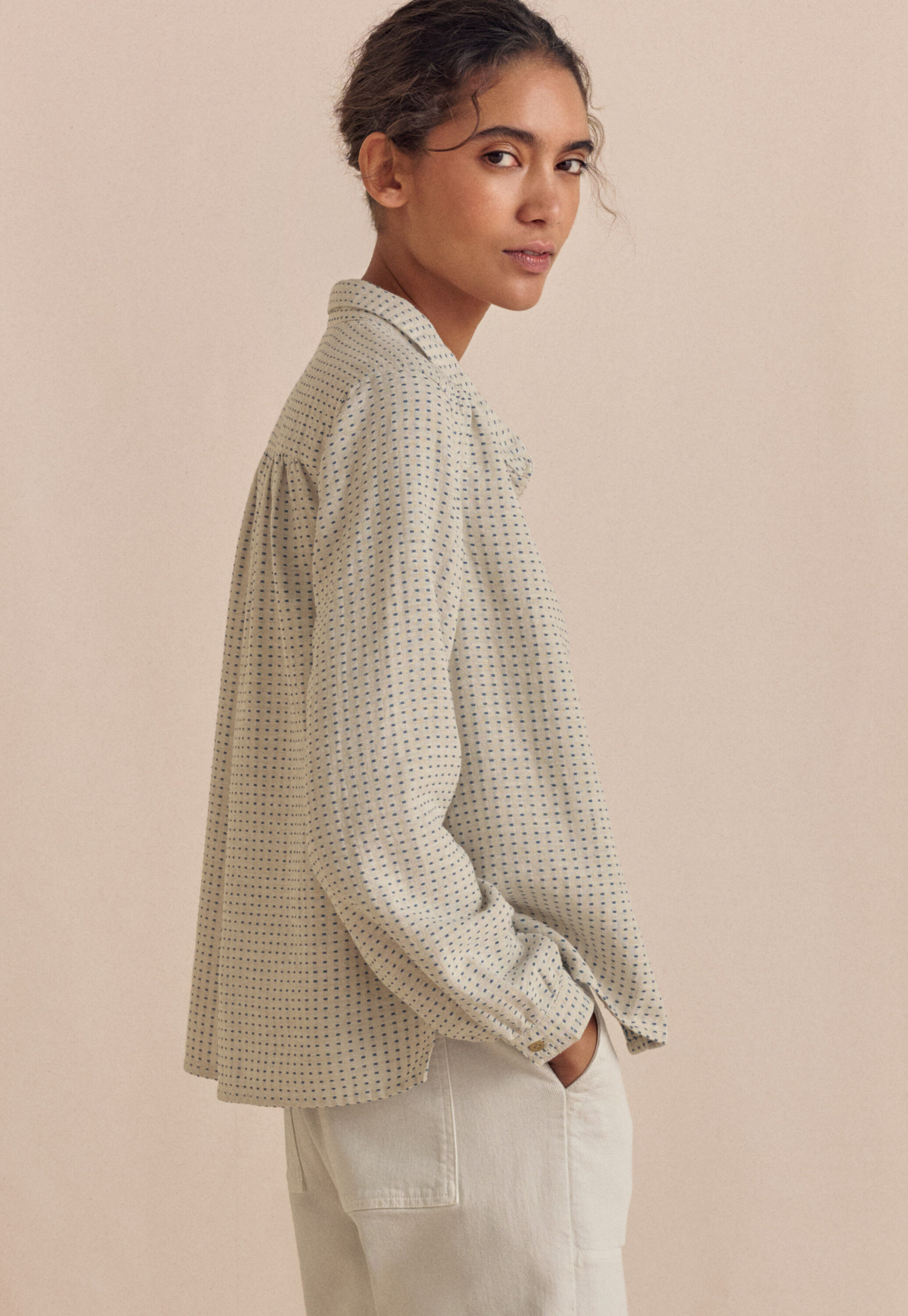 Bluse mit eingewebten Punkten