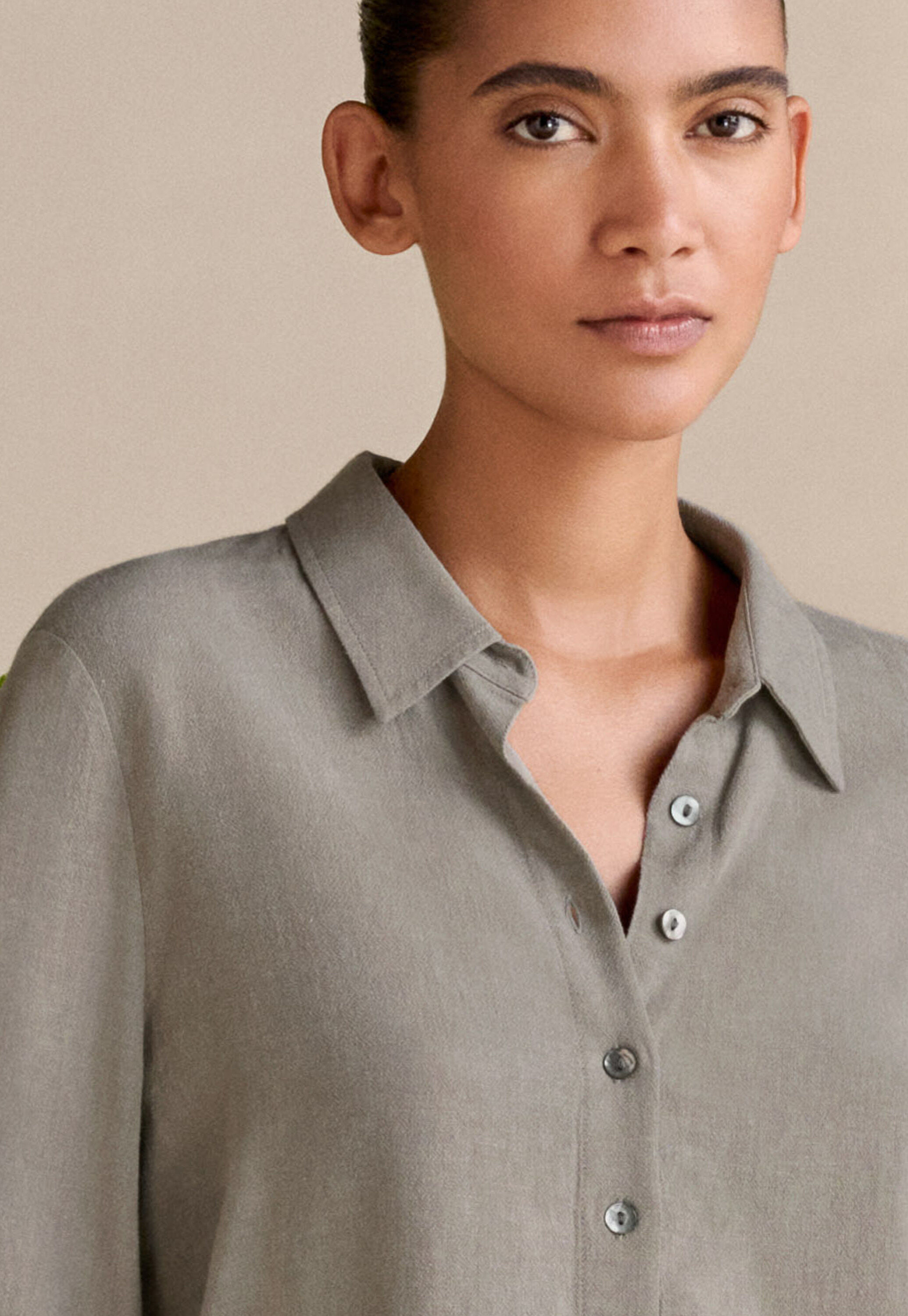 Bluse mit geschwungenen &Auml;rmeln