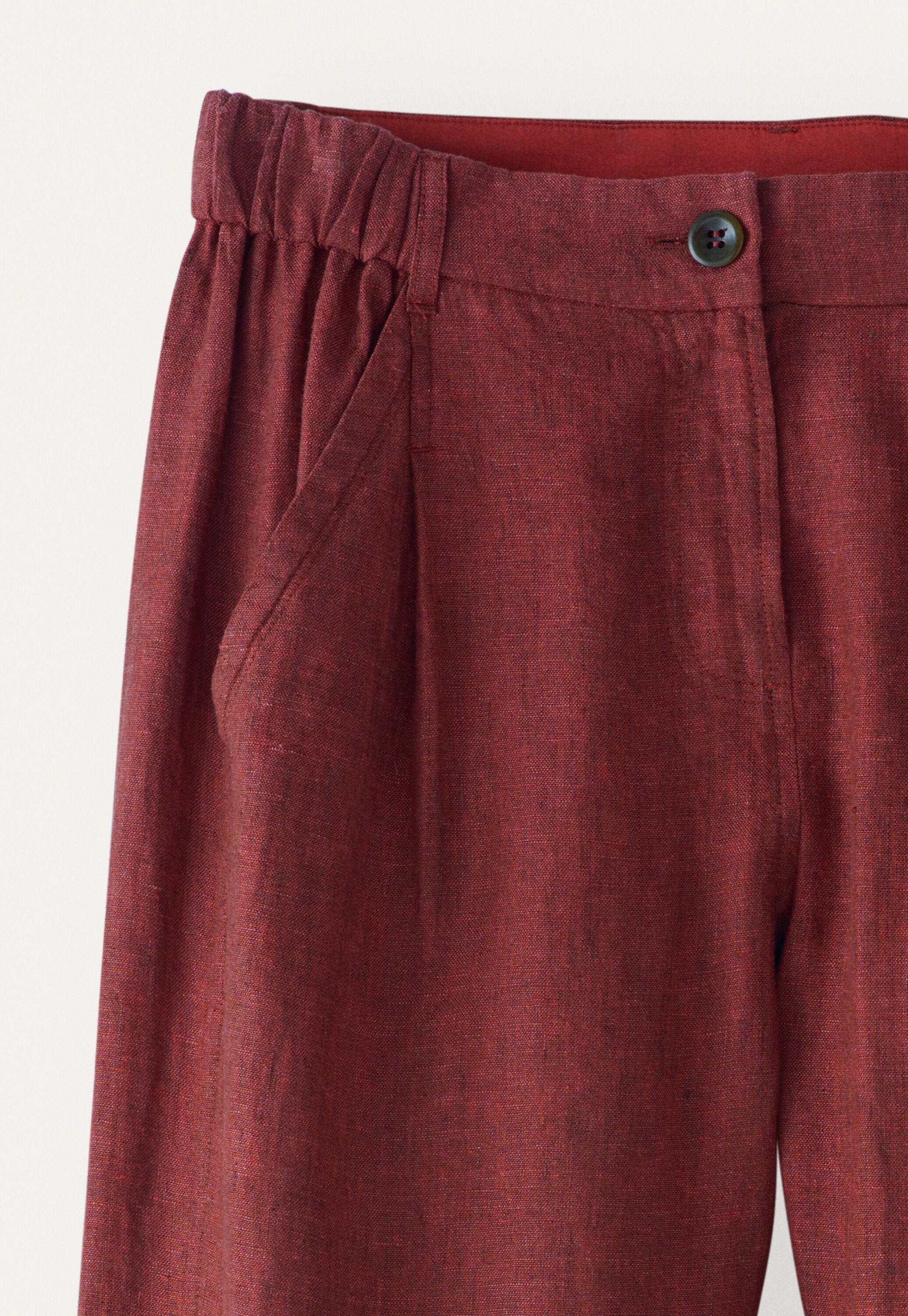 K&uuml;rzere, schmal zulaufende Hose