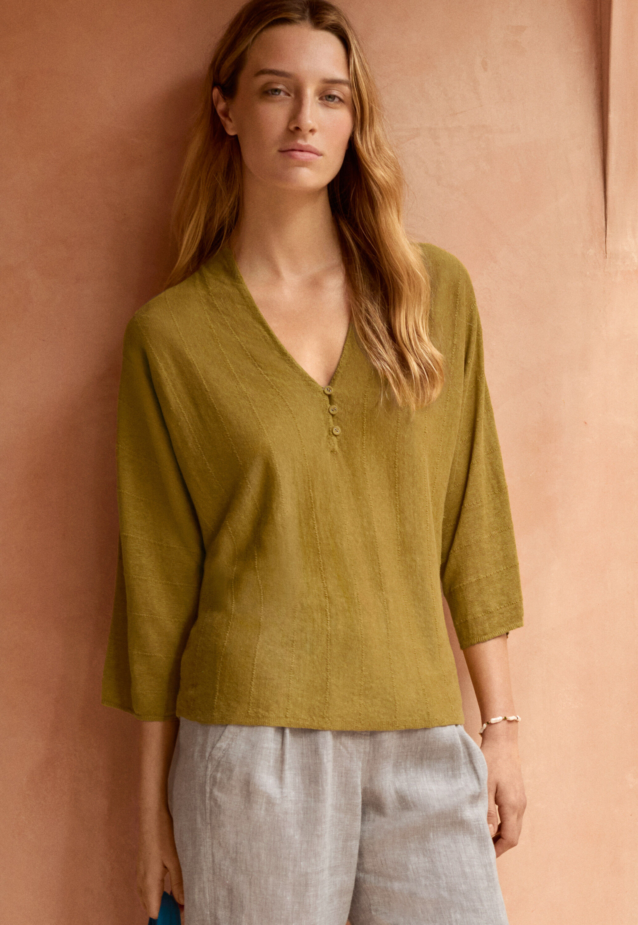 V-Ausschnitt-Pullover mit Kn&ouml;pfen