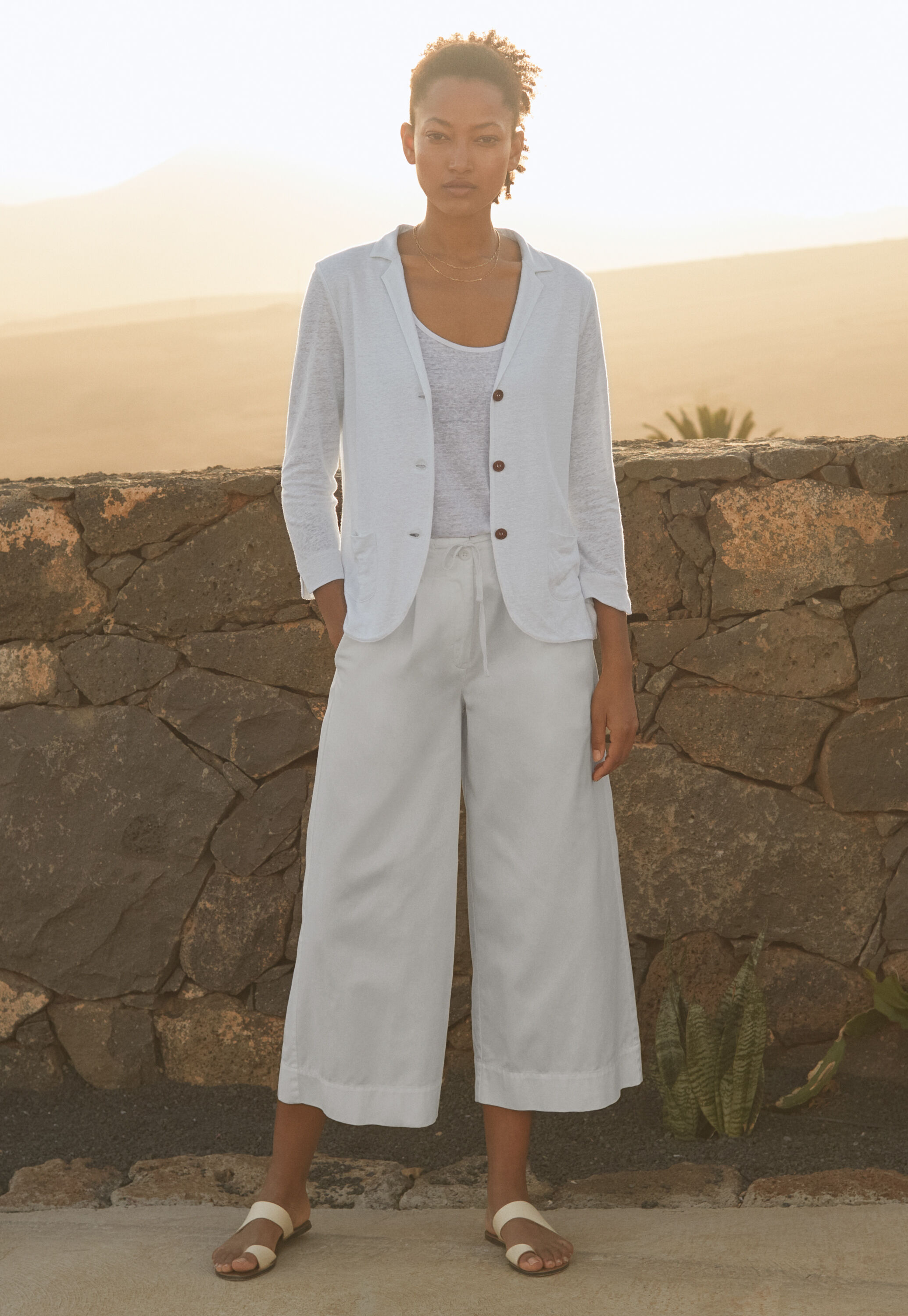 K&uuml;rzer geschnittene Hose mit Faltenfront