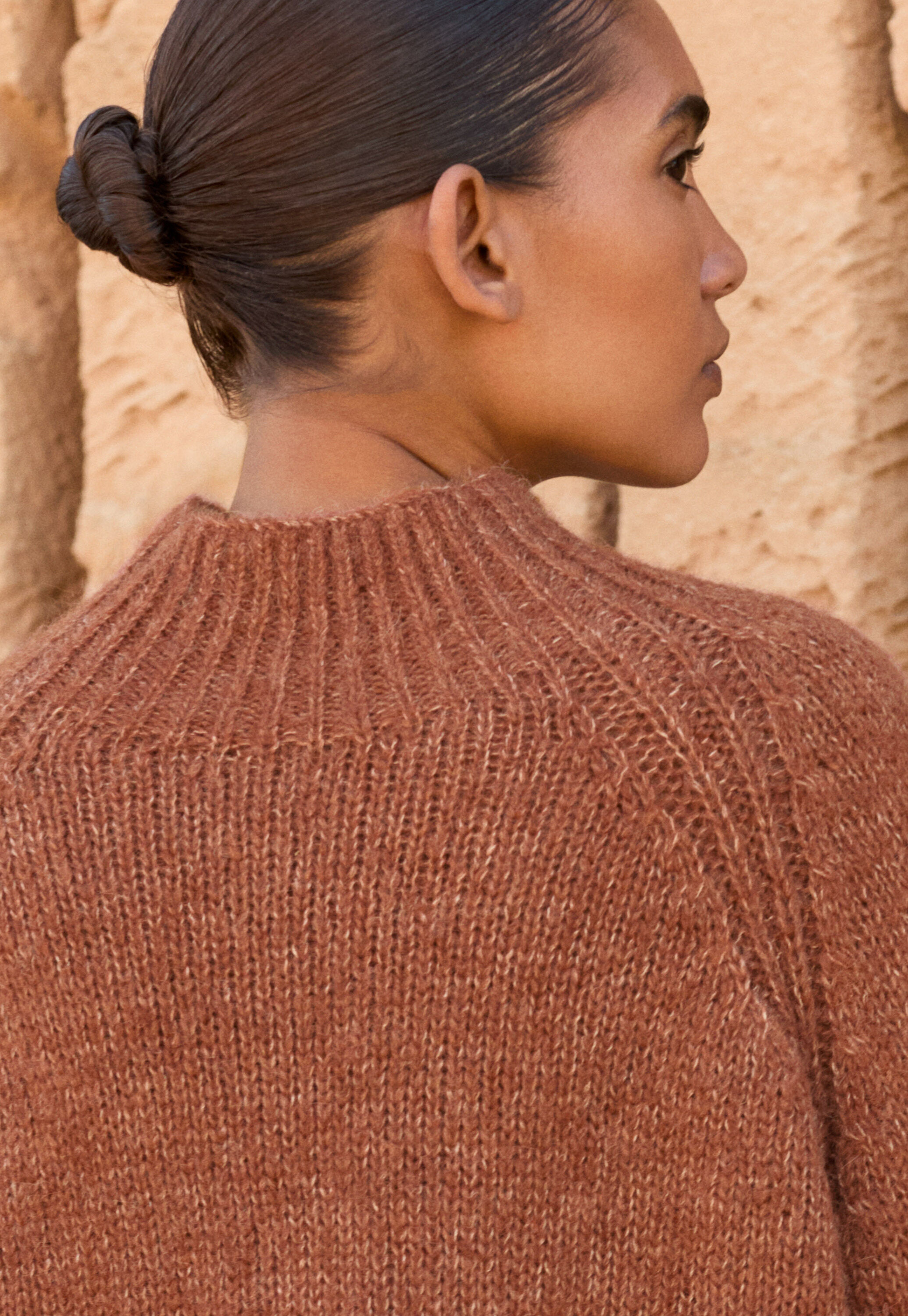 Raglanpullover mit Trichterkragen