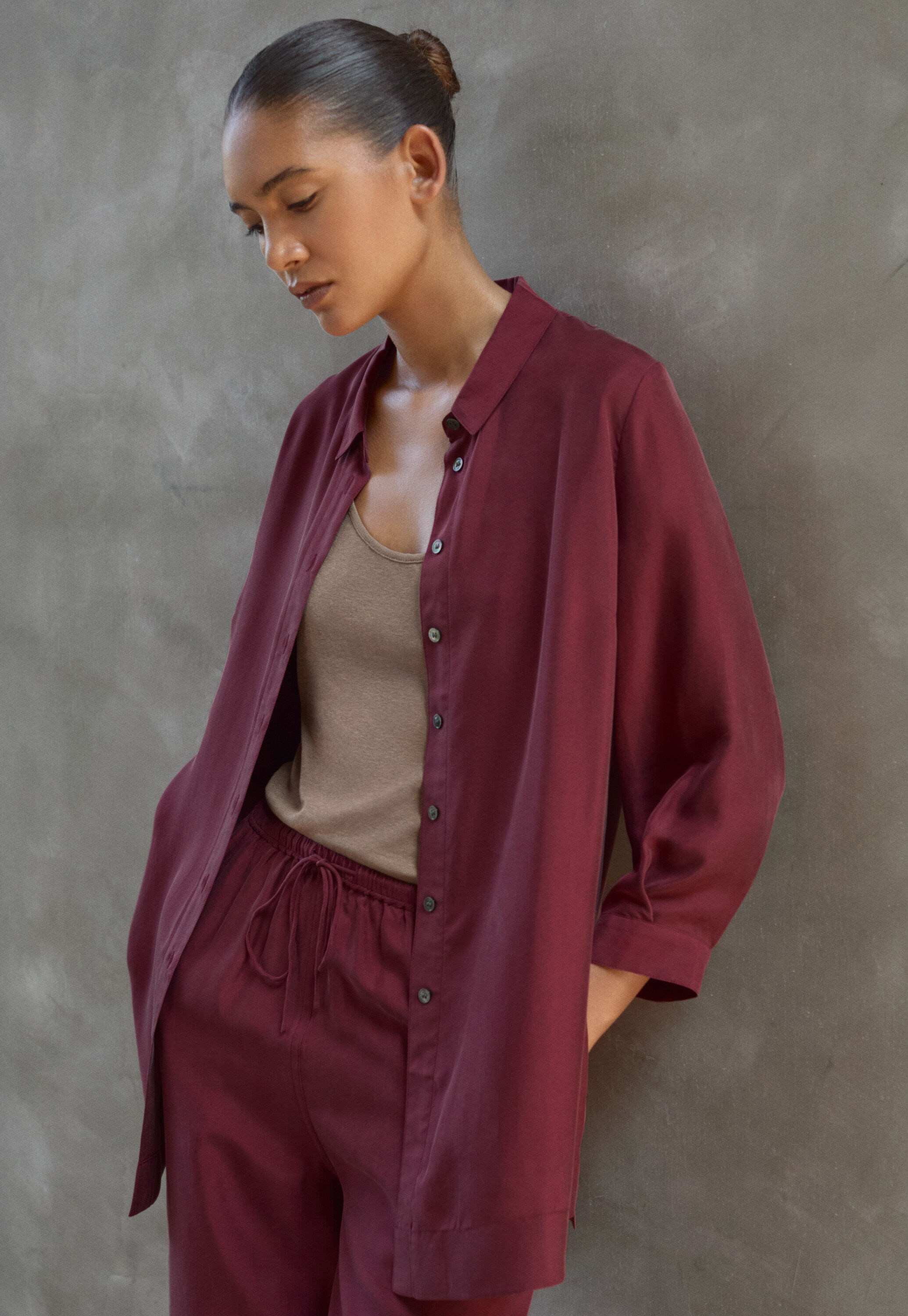 Bluse mit tiefen Seitenschlitzen