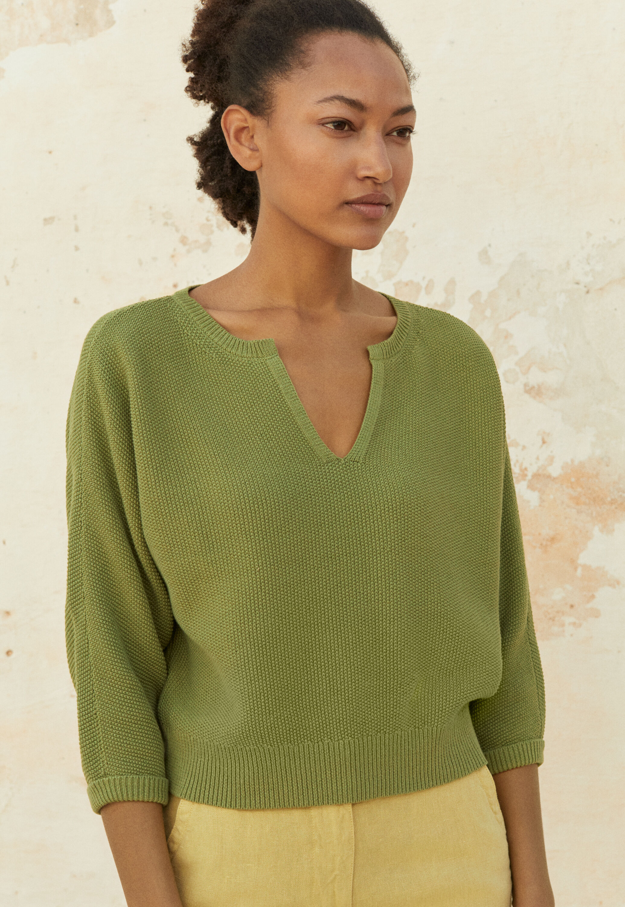 Pullover mit geschlitztem Ausschnitt