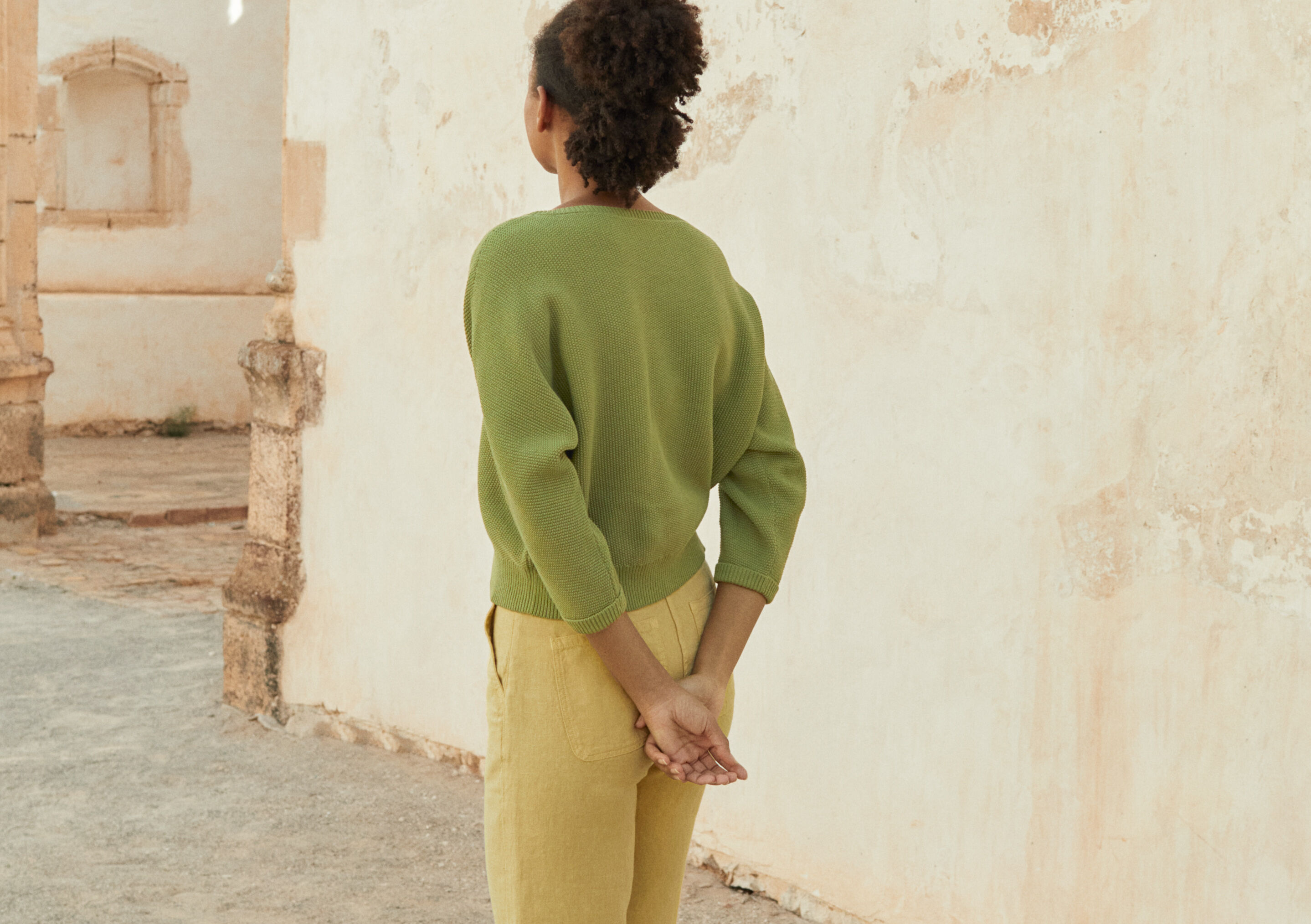 Pullover mit geschlitztem Ausschnitt