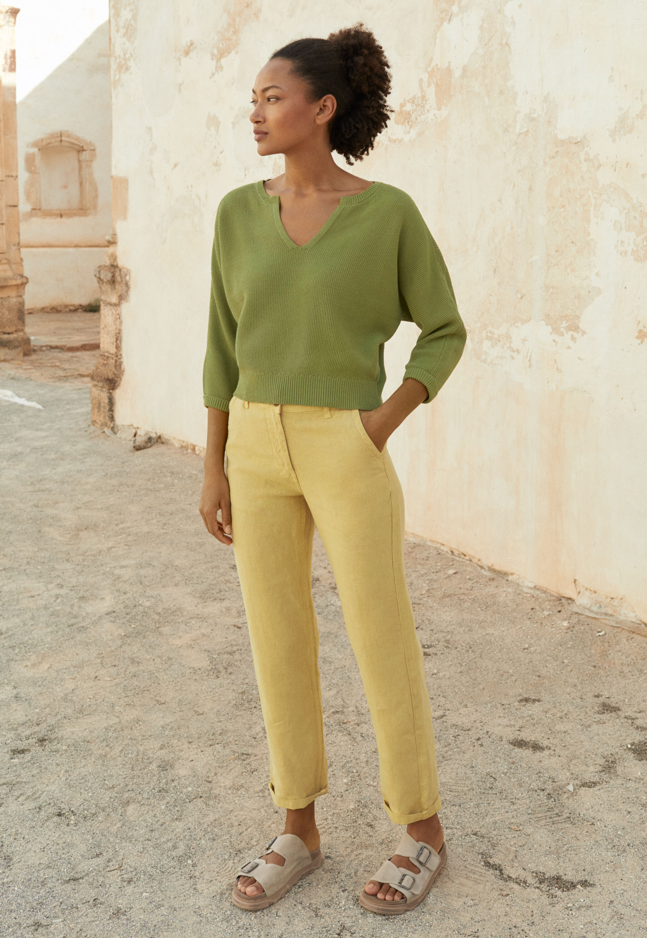 Pullover mit geschlitztem Ausschnitt
