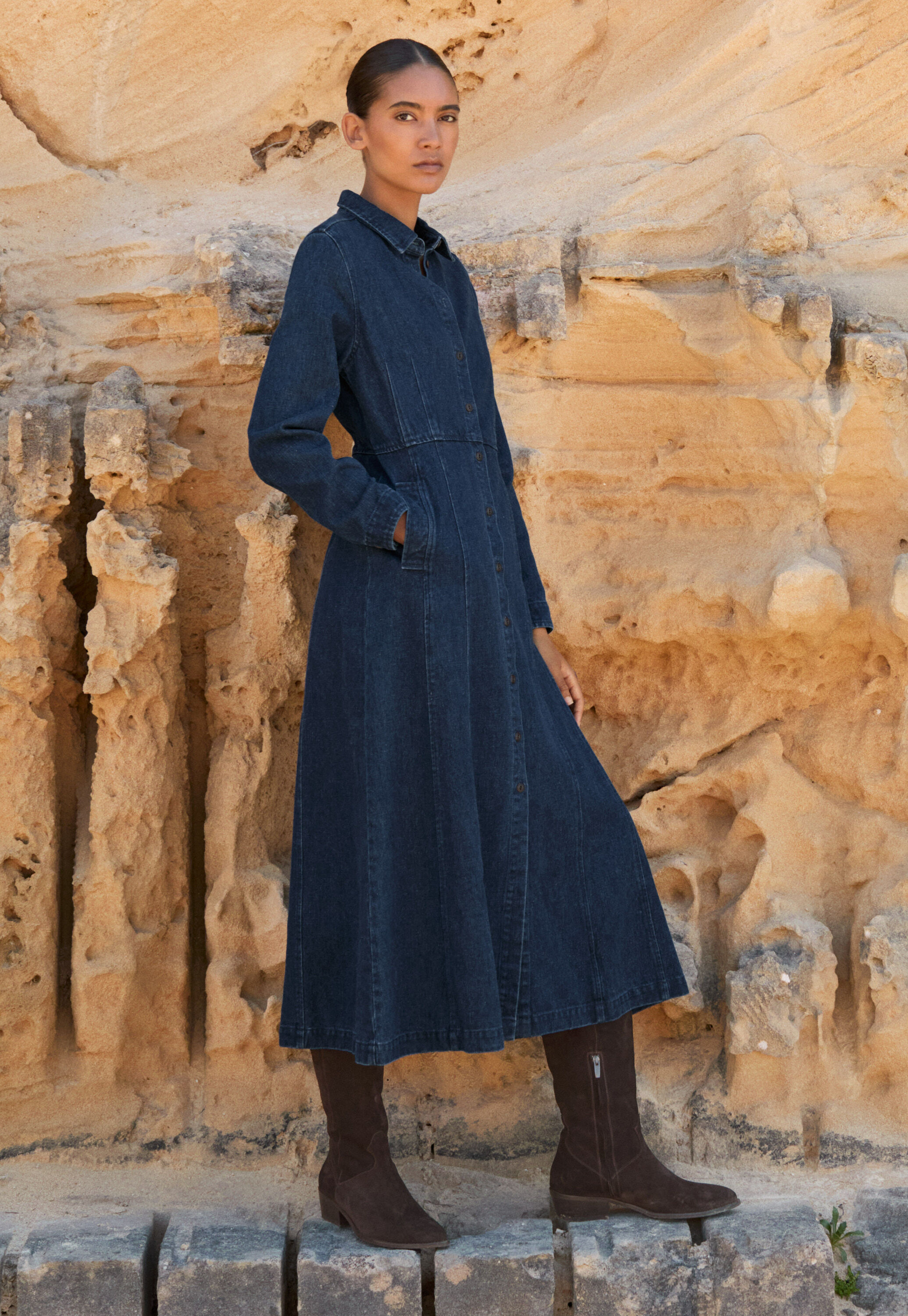 Indigo-gef&auml;rbtes Kleid mit Eins&auml;tzen