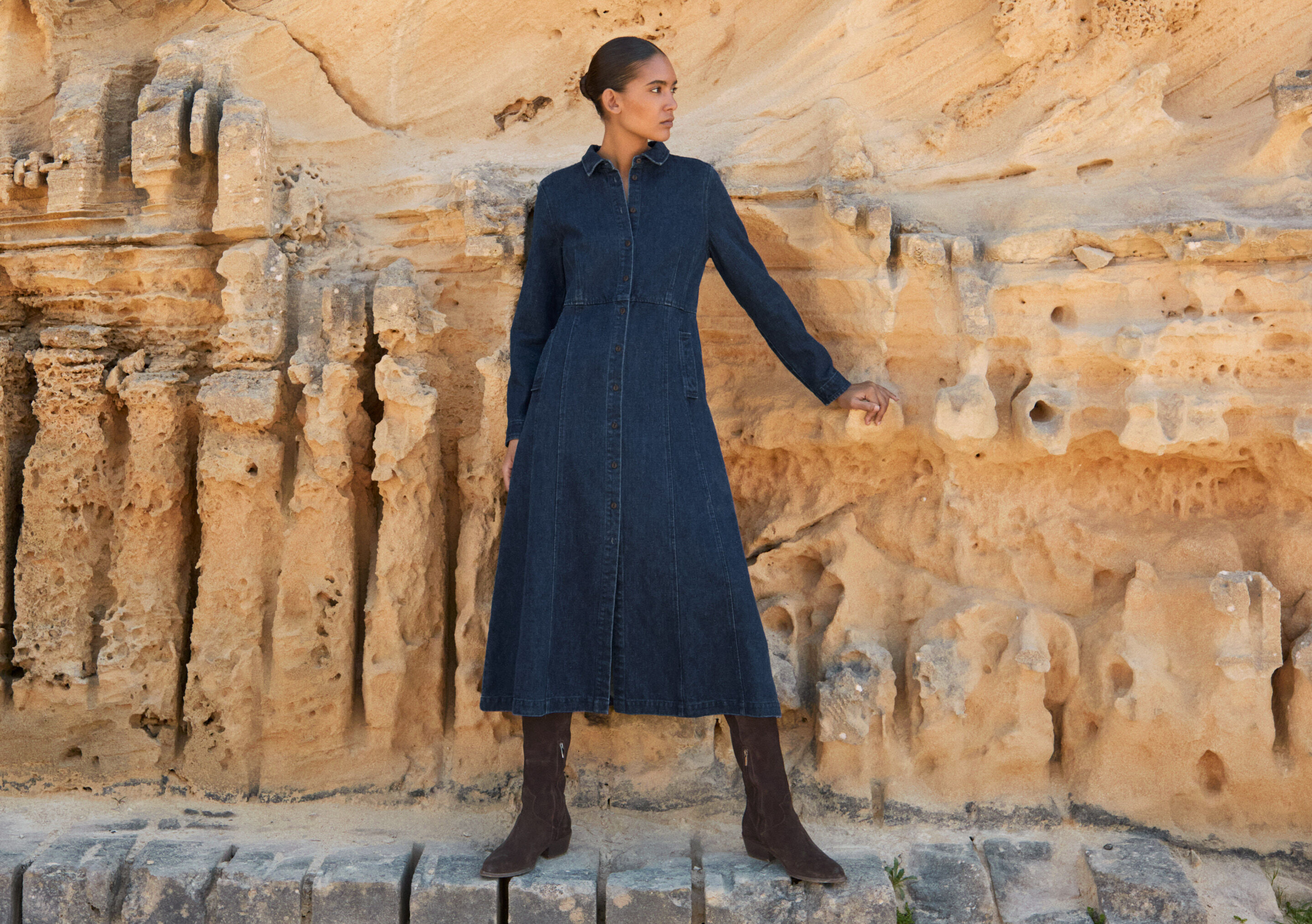 Indigo-gef&auml;rbtes Kleid mit Eins&auml;tzen