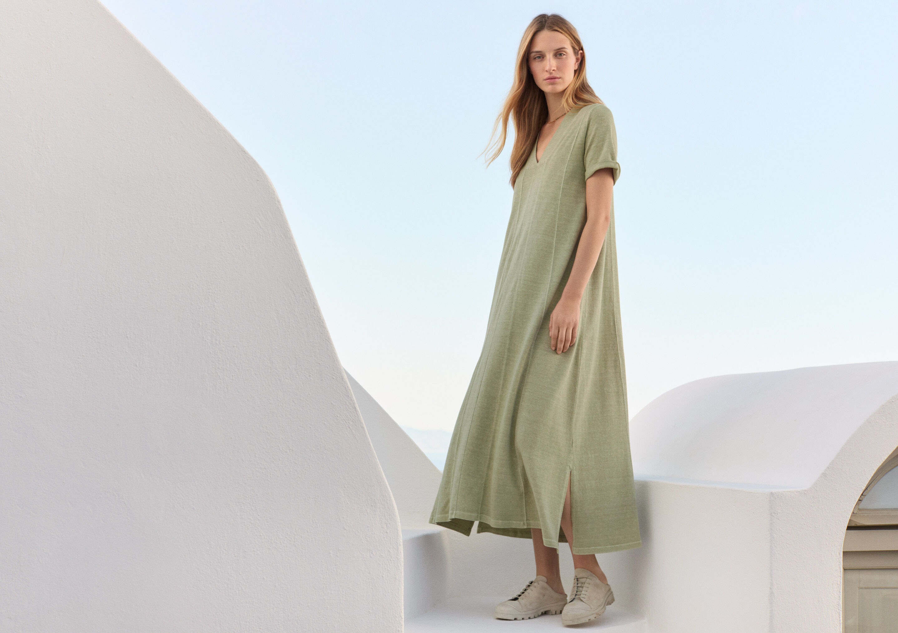 Kleid mit V-Ausschnitt und Eins&auml;tzen