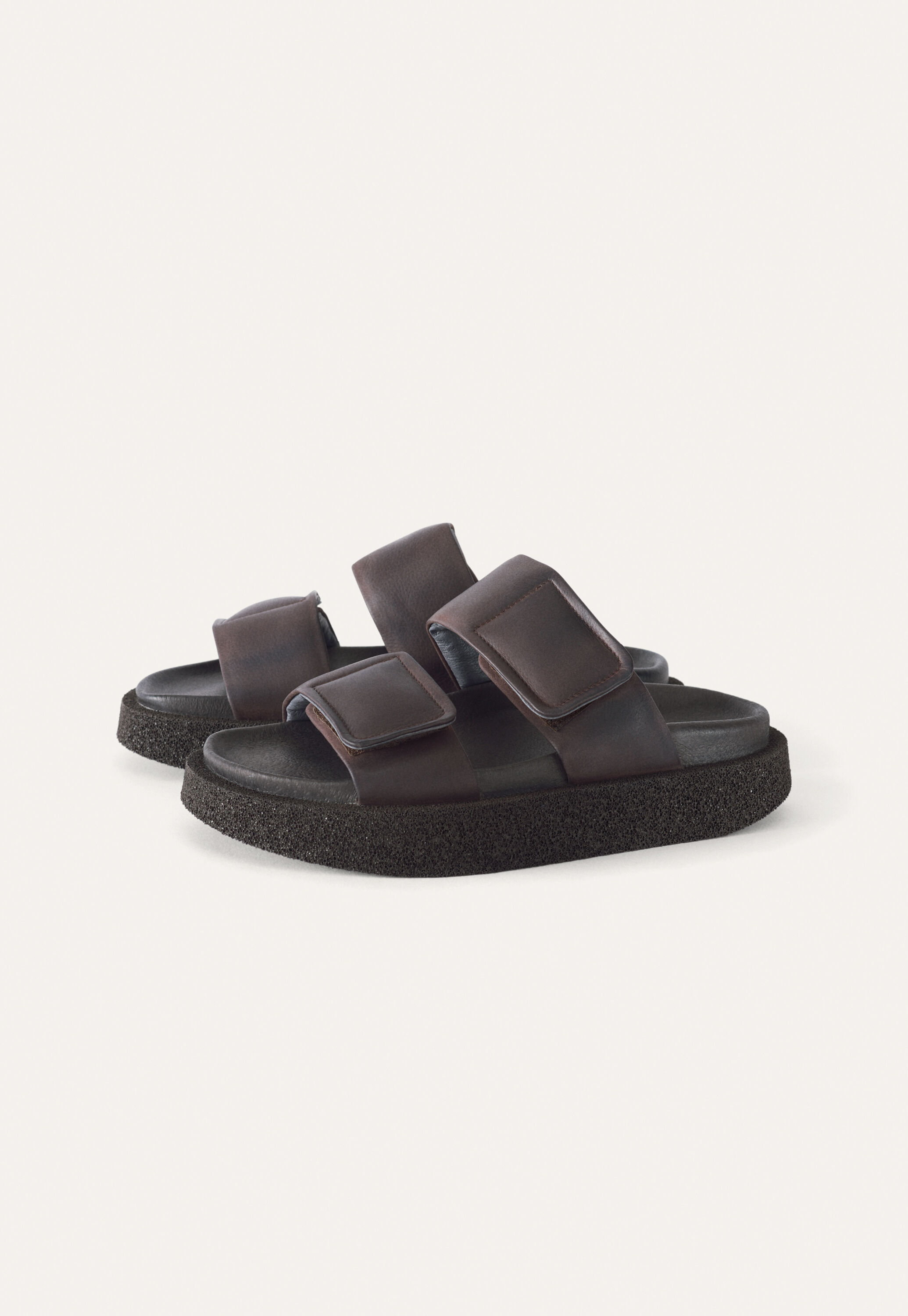 Klobige Sandalen mit Klettverschlussriemen