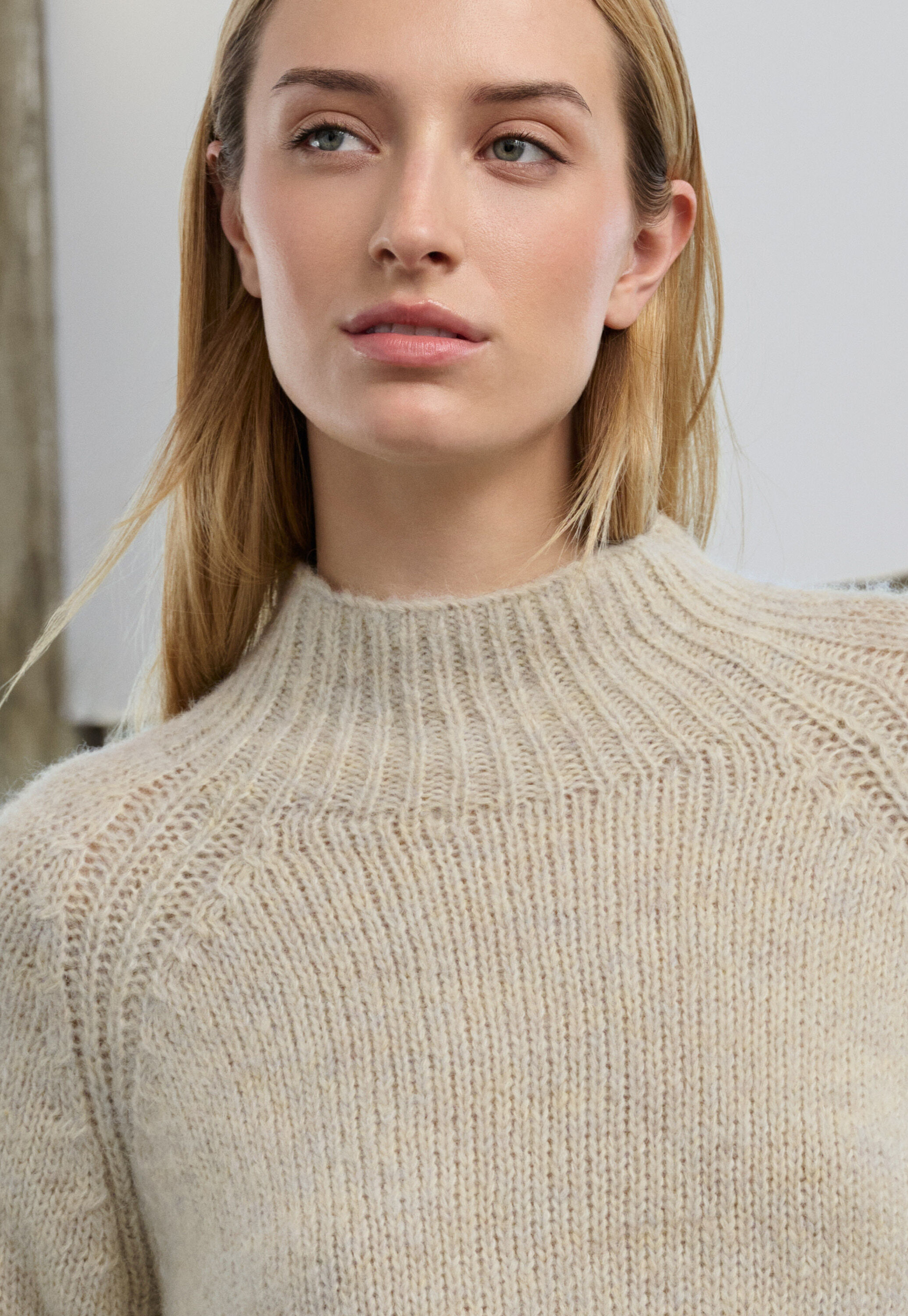 Raglanpullover mit Trichterkragen