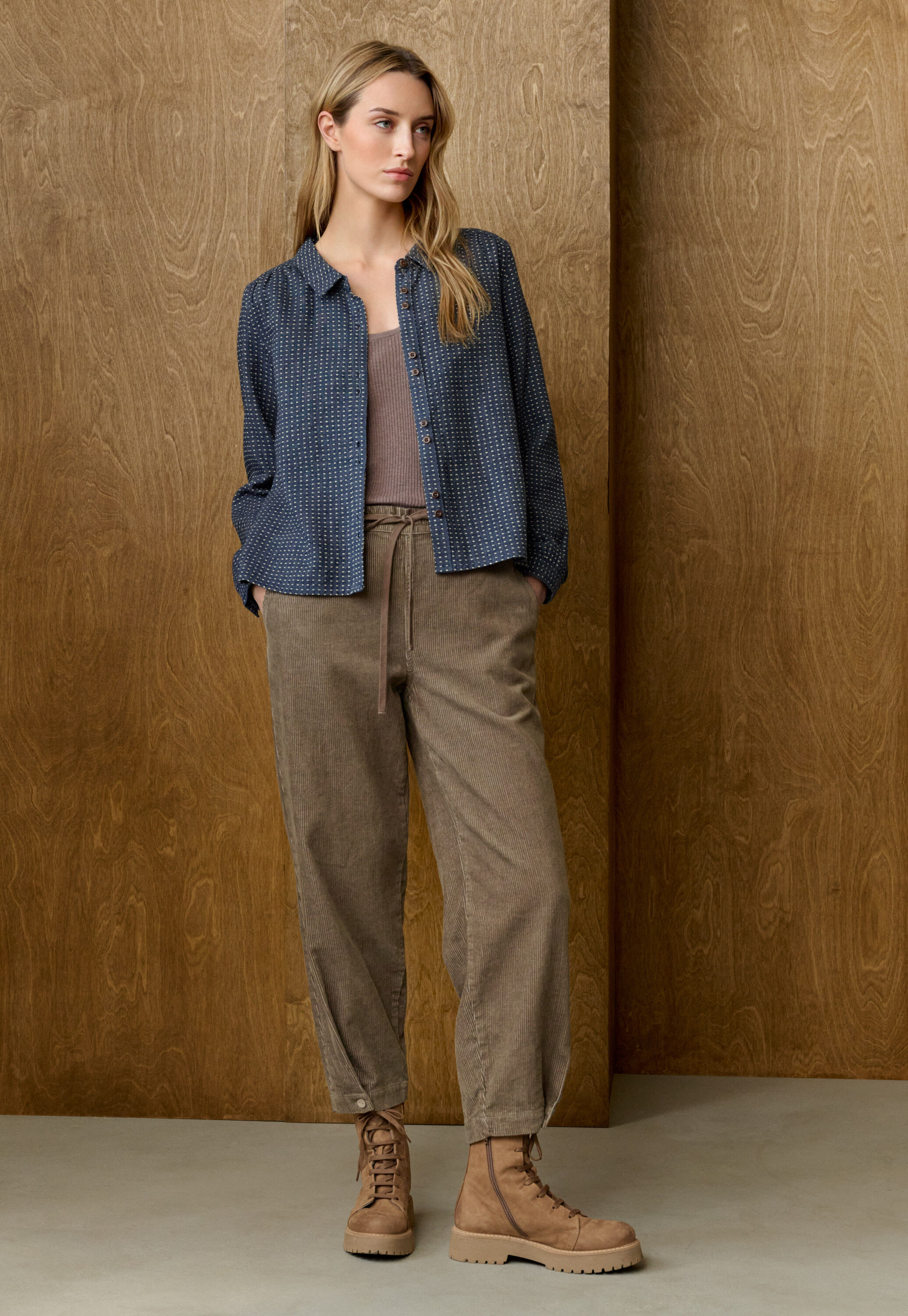 Bluse mit eingewebten Punkten