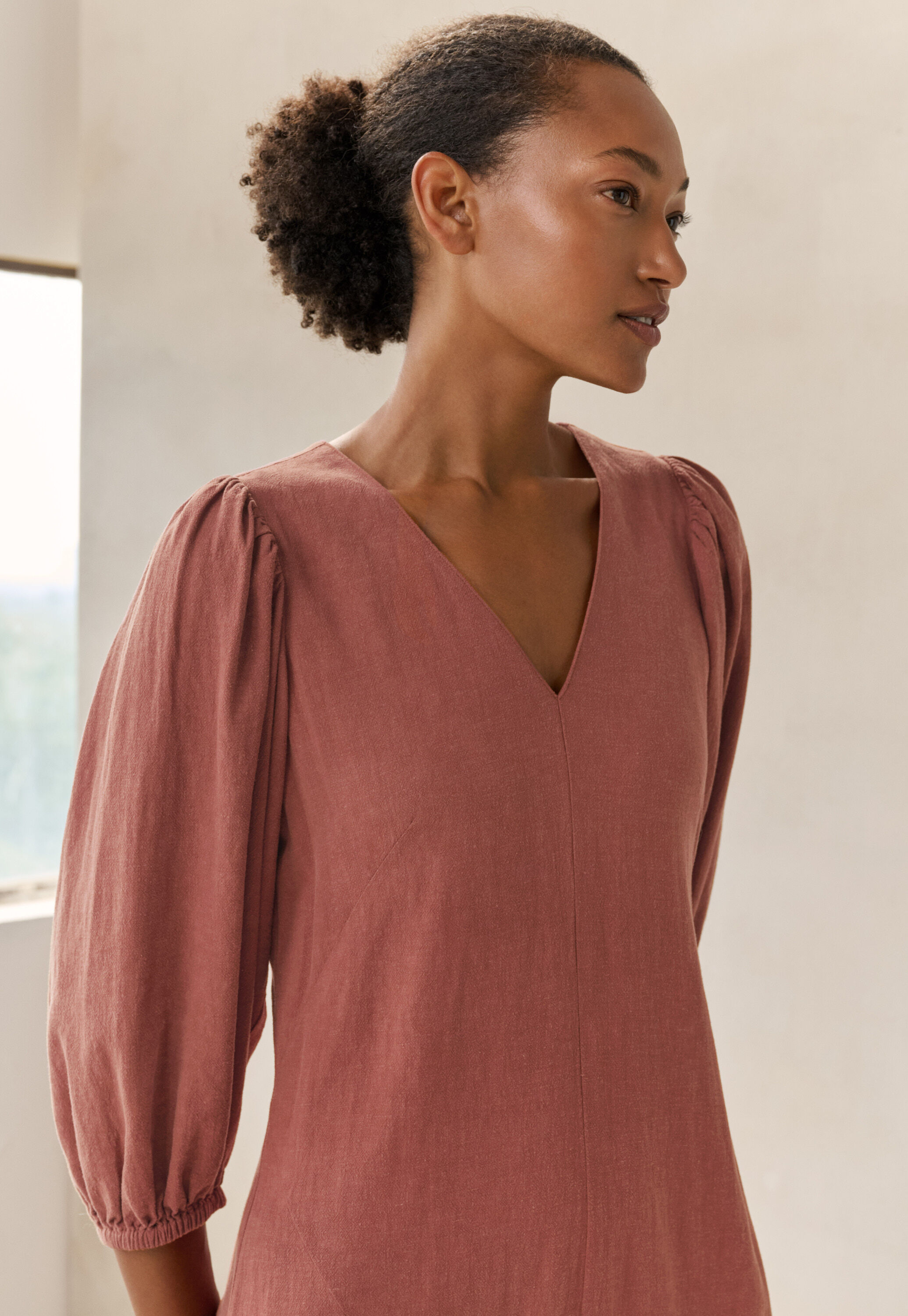 Langes Kleid mit V-Ausschnitt
