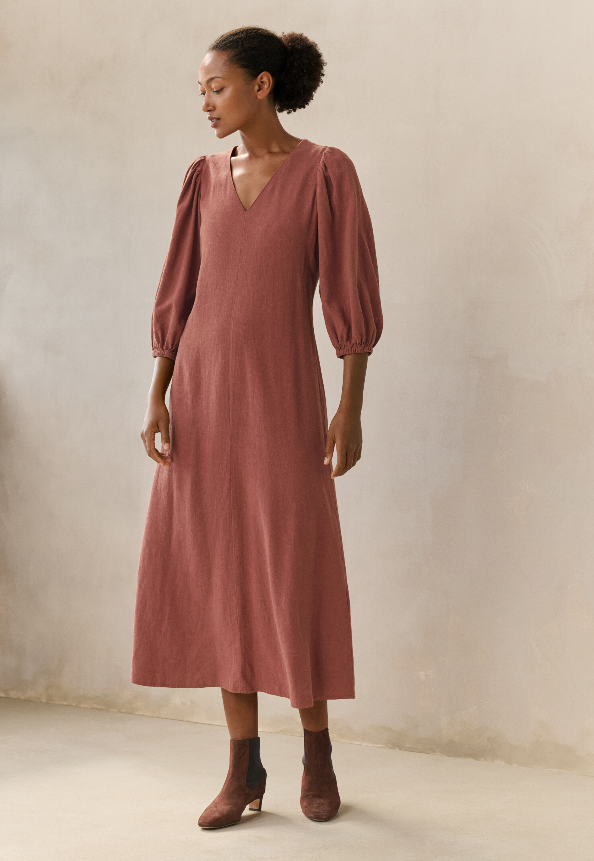 Langes Kleid mit V-Ausschnitt