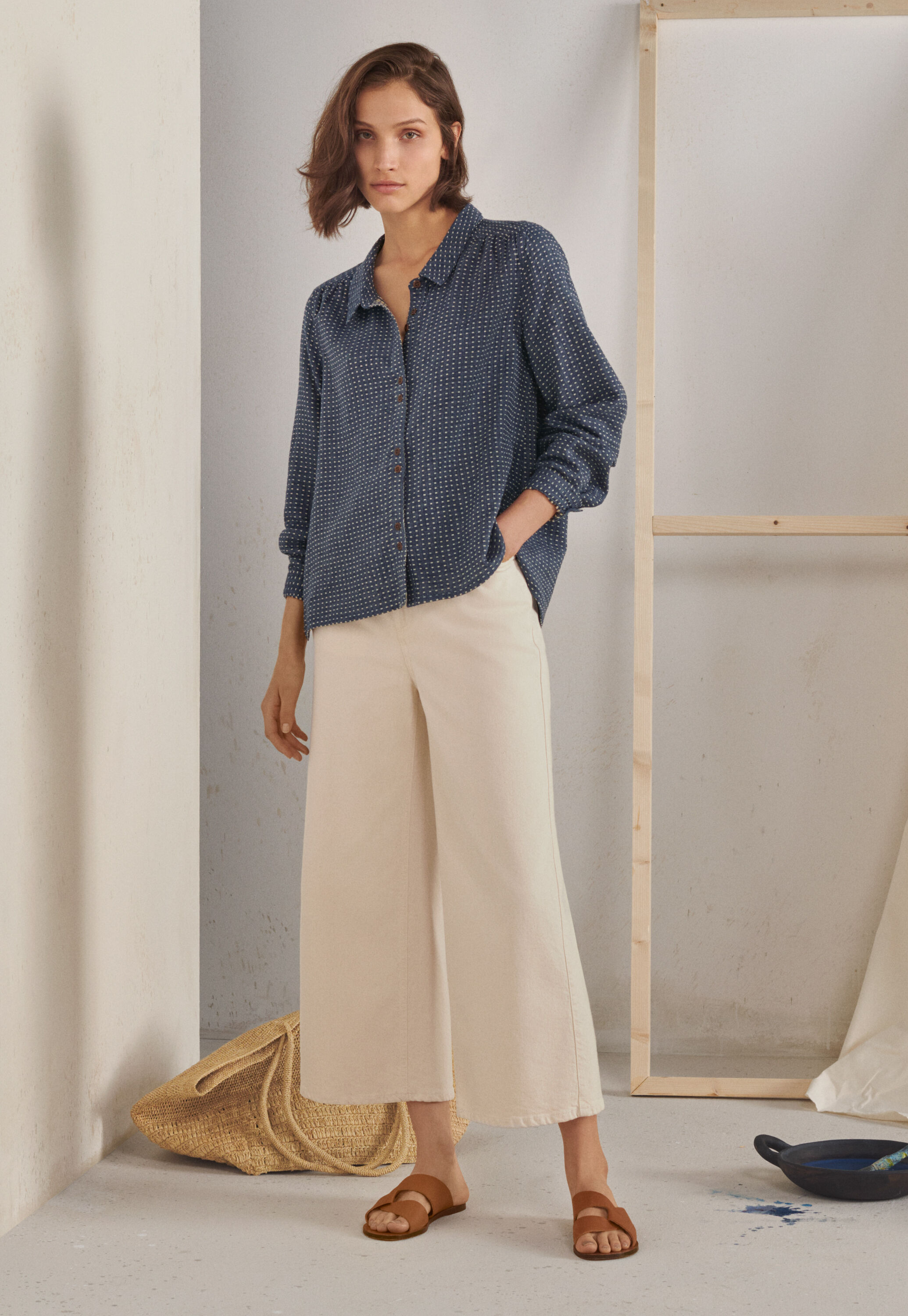 K&uuml;rzer geschnittene Jeans mit weitem Bein