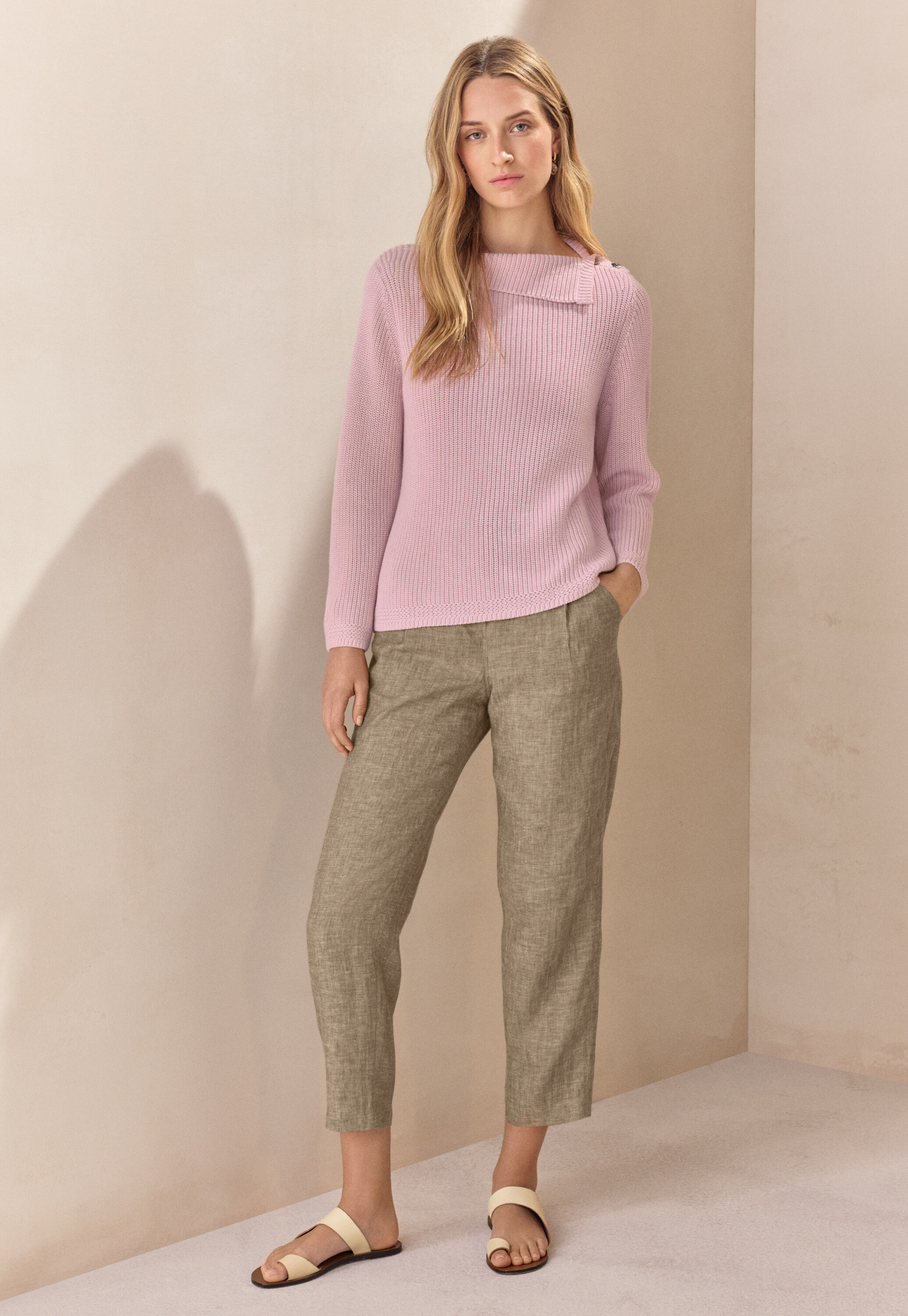 K&uuml;rzere, schmal zulaufende Hose