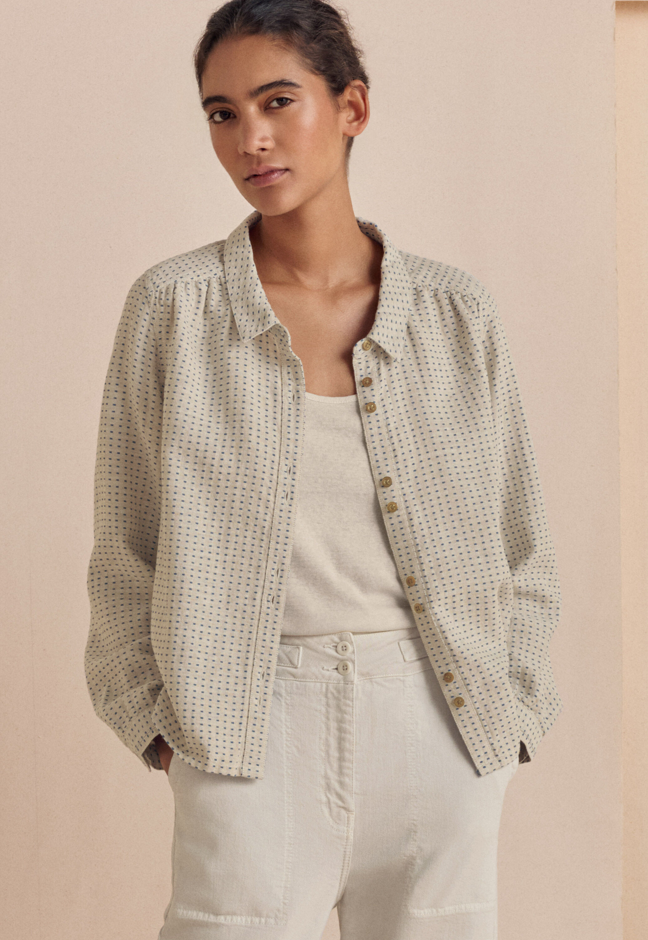 Bluse mit eingewebten Punkten
