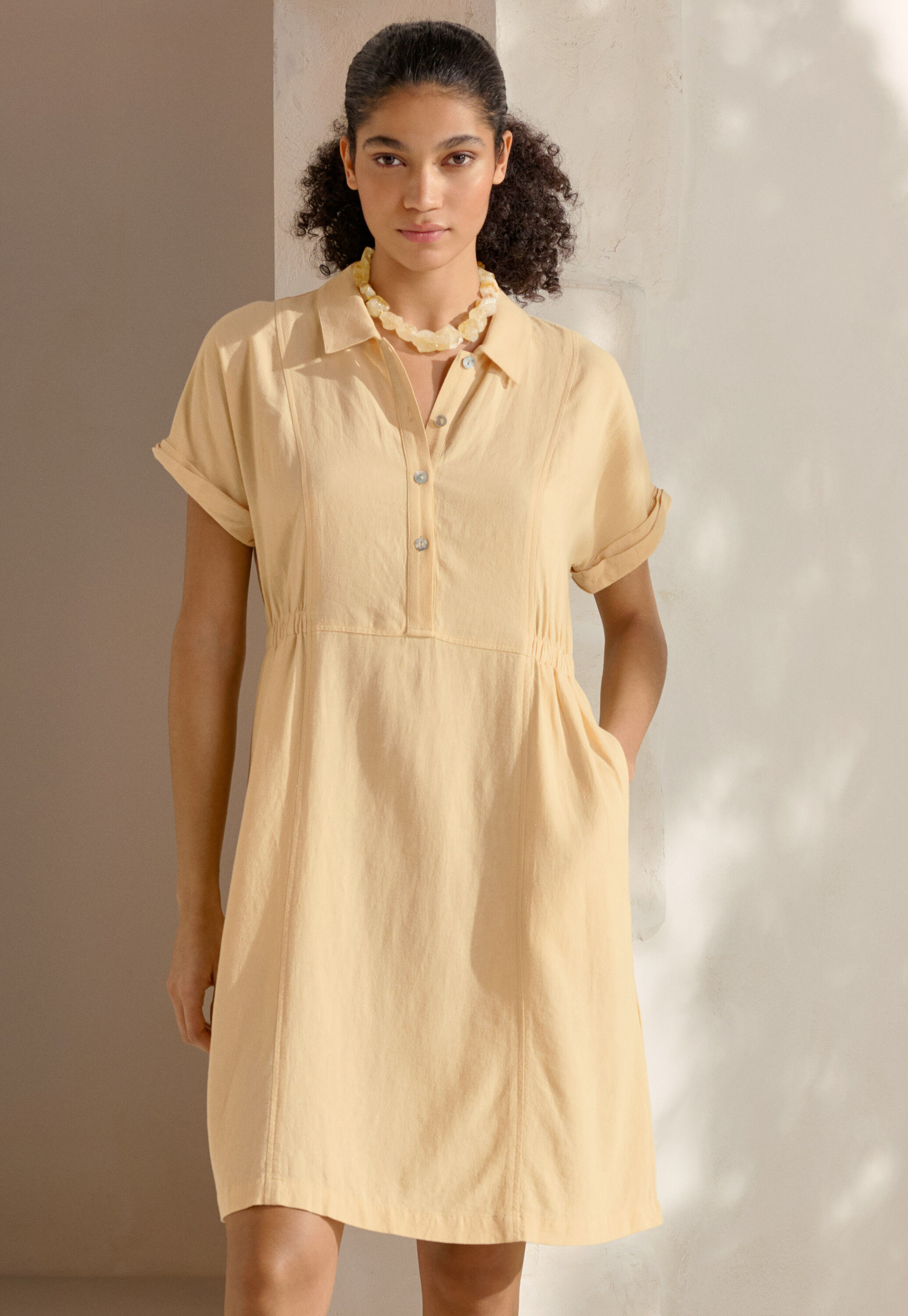 Kurzes Kleid mit Kragen