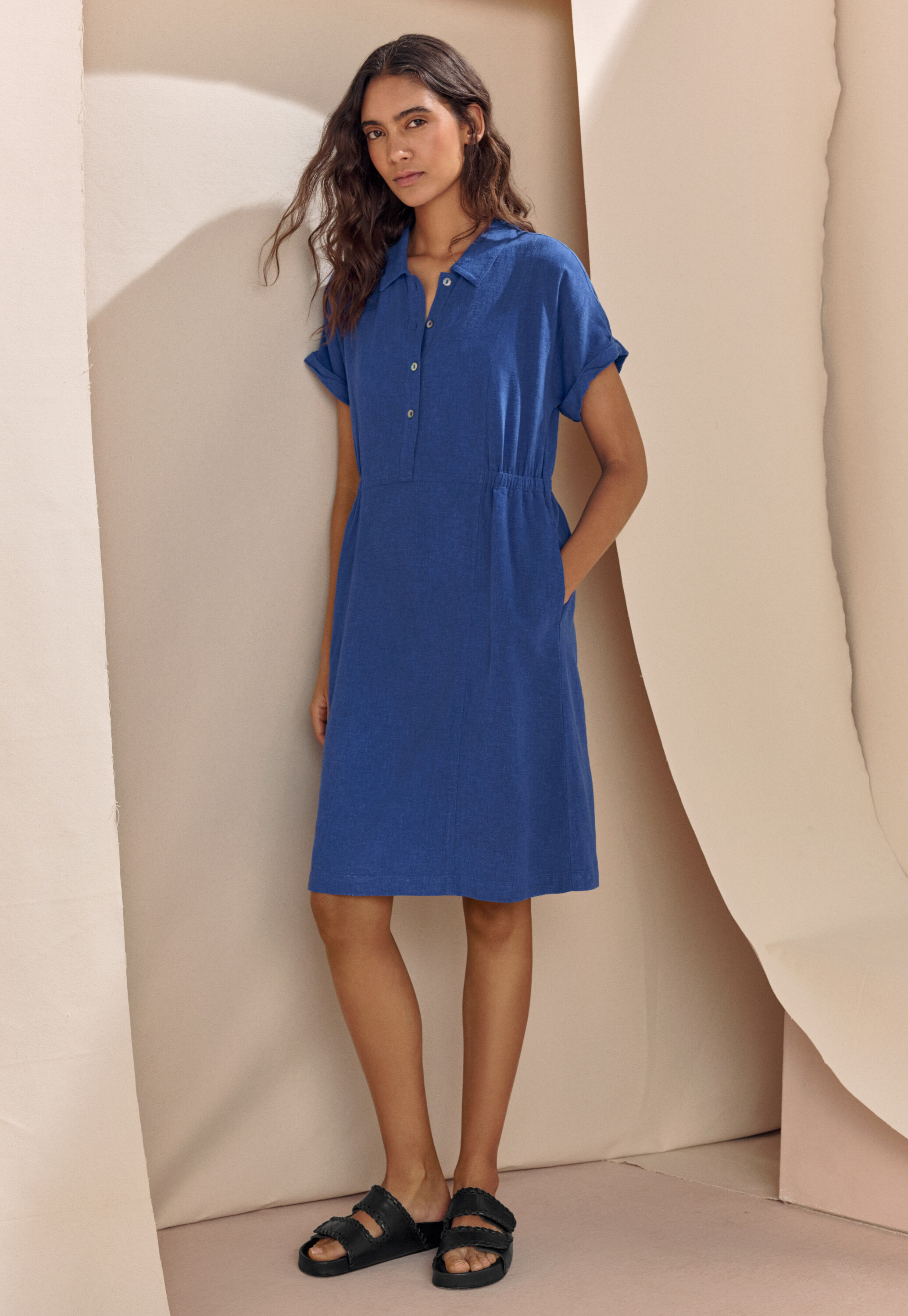 Kurzes Kleid mit Kragen