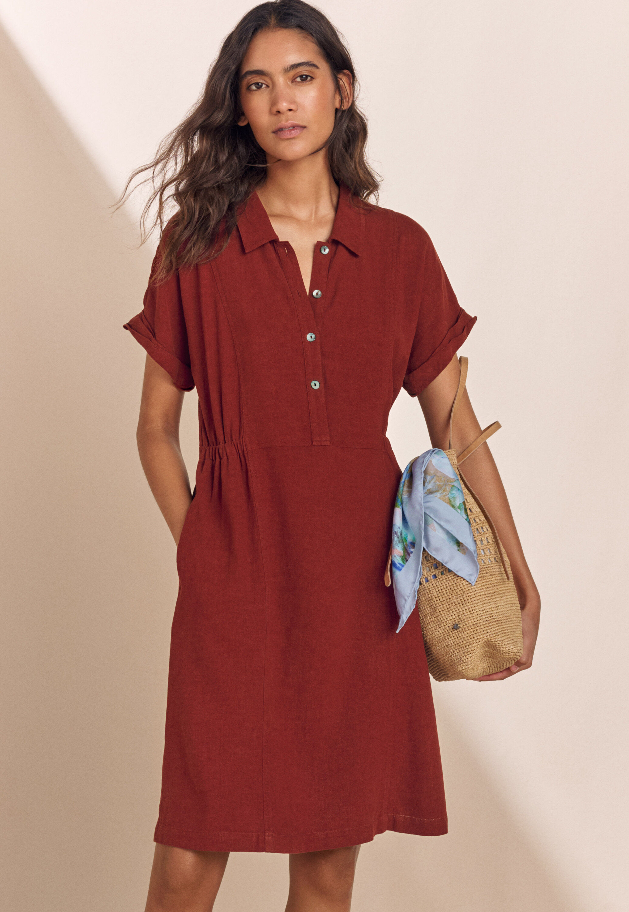 Kurzes Kleid mit Kragen