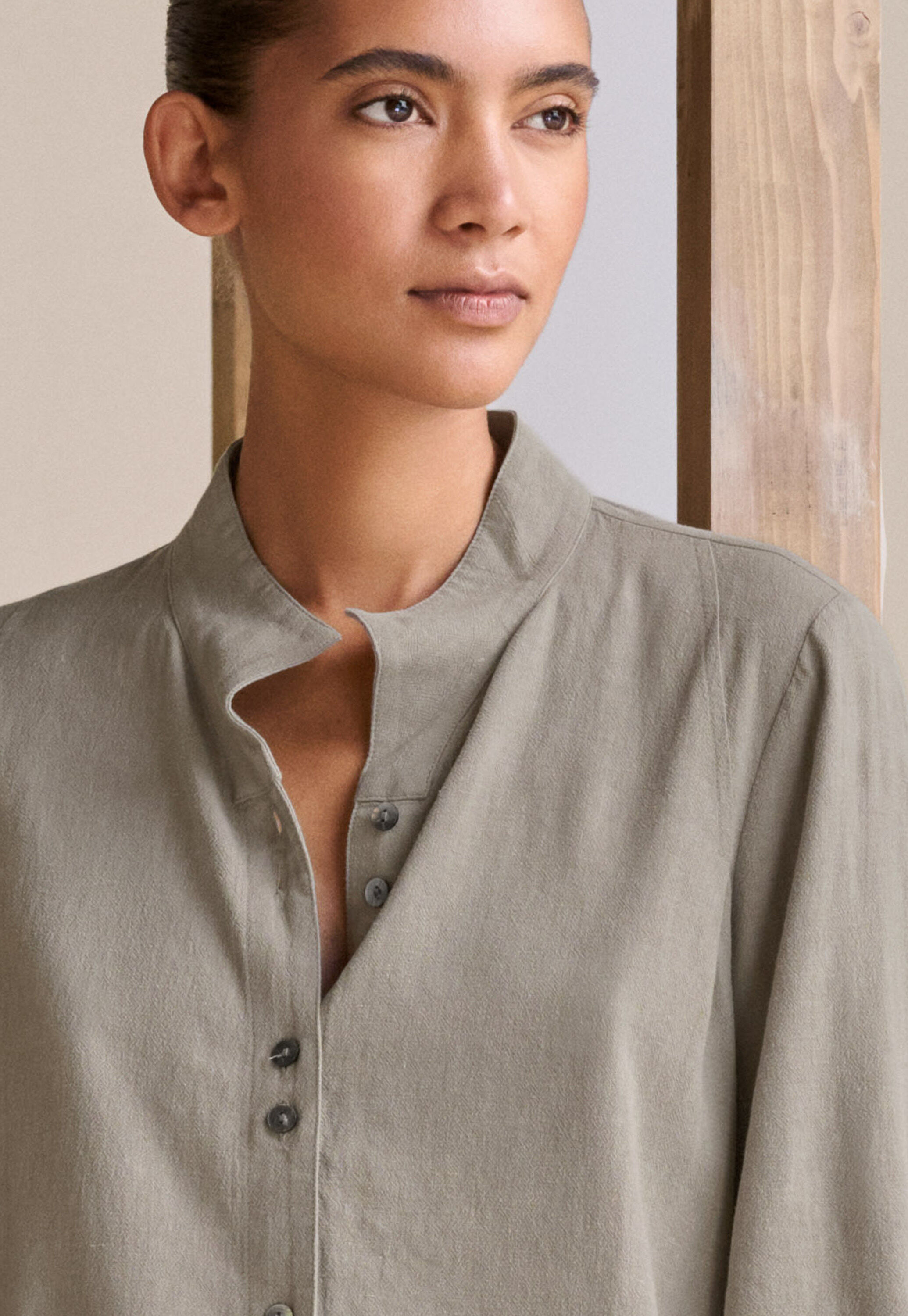 Bluse mit Trichterkragen