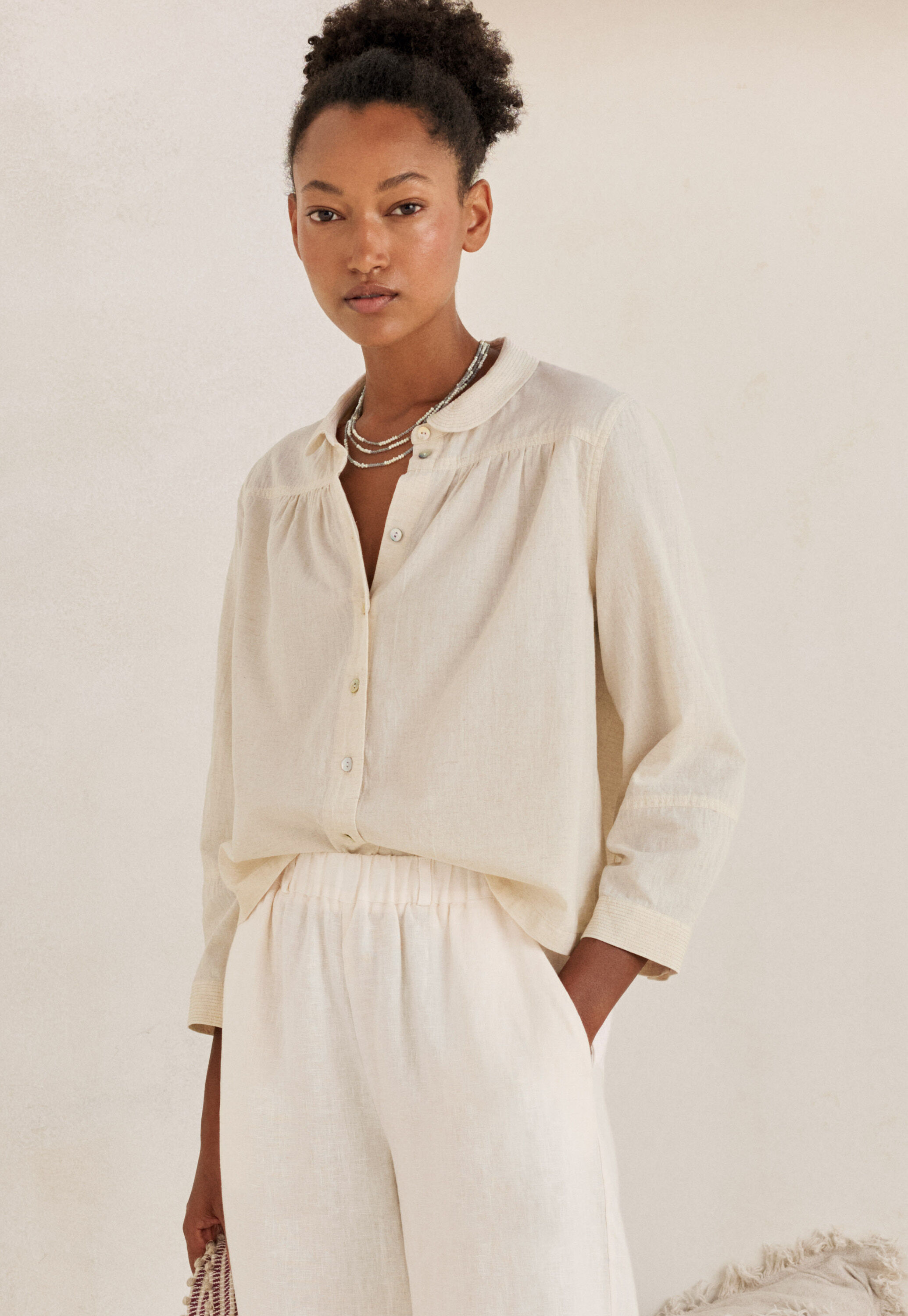 Bluse mit rundem Kragen
