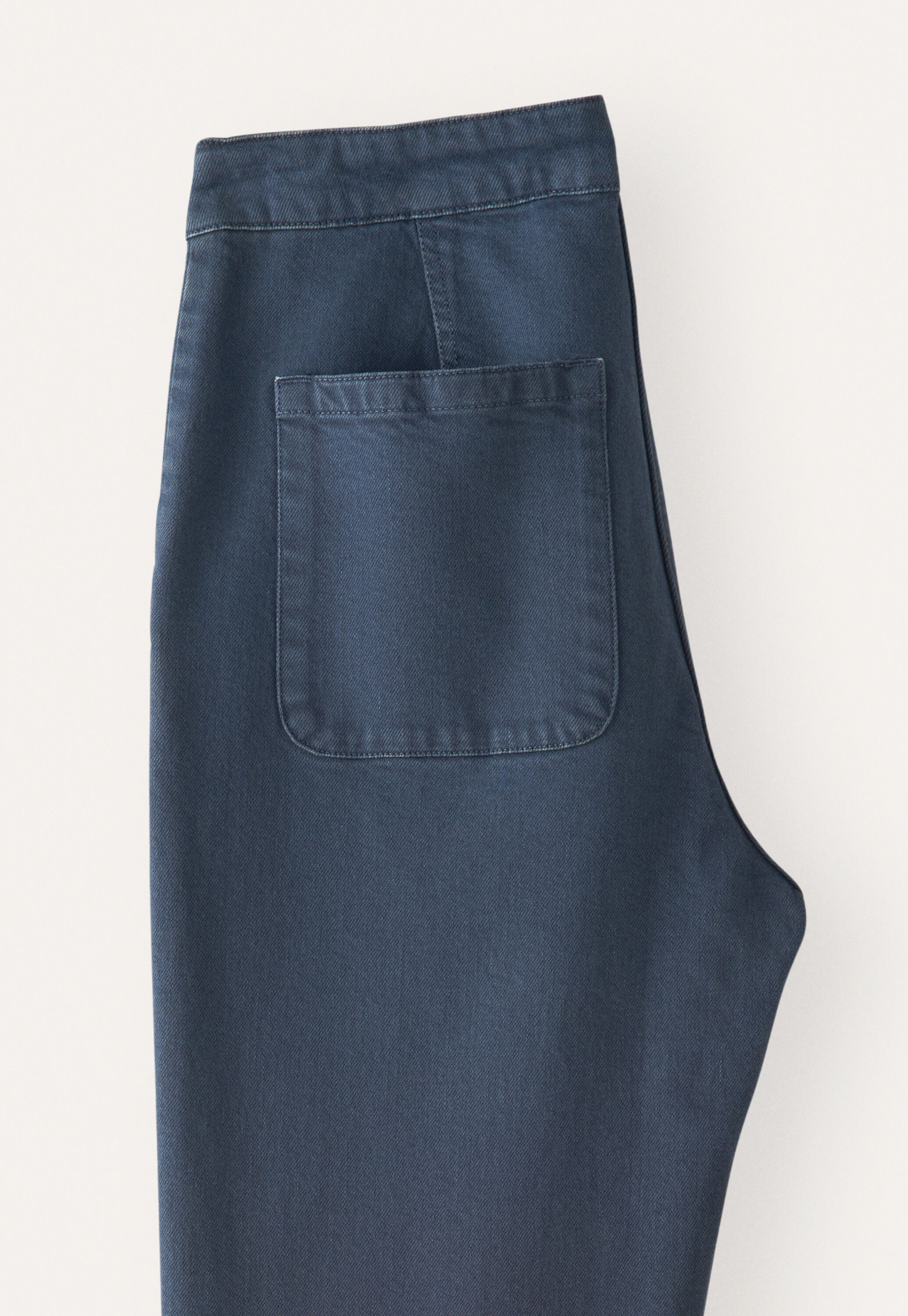 Schmal und k&uuml;rzer geschnittene Hose