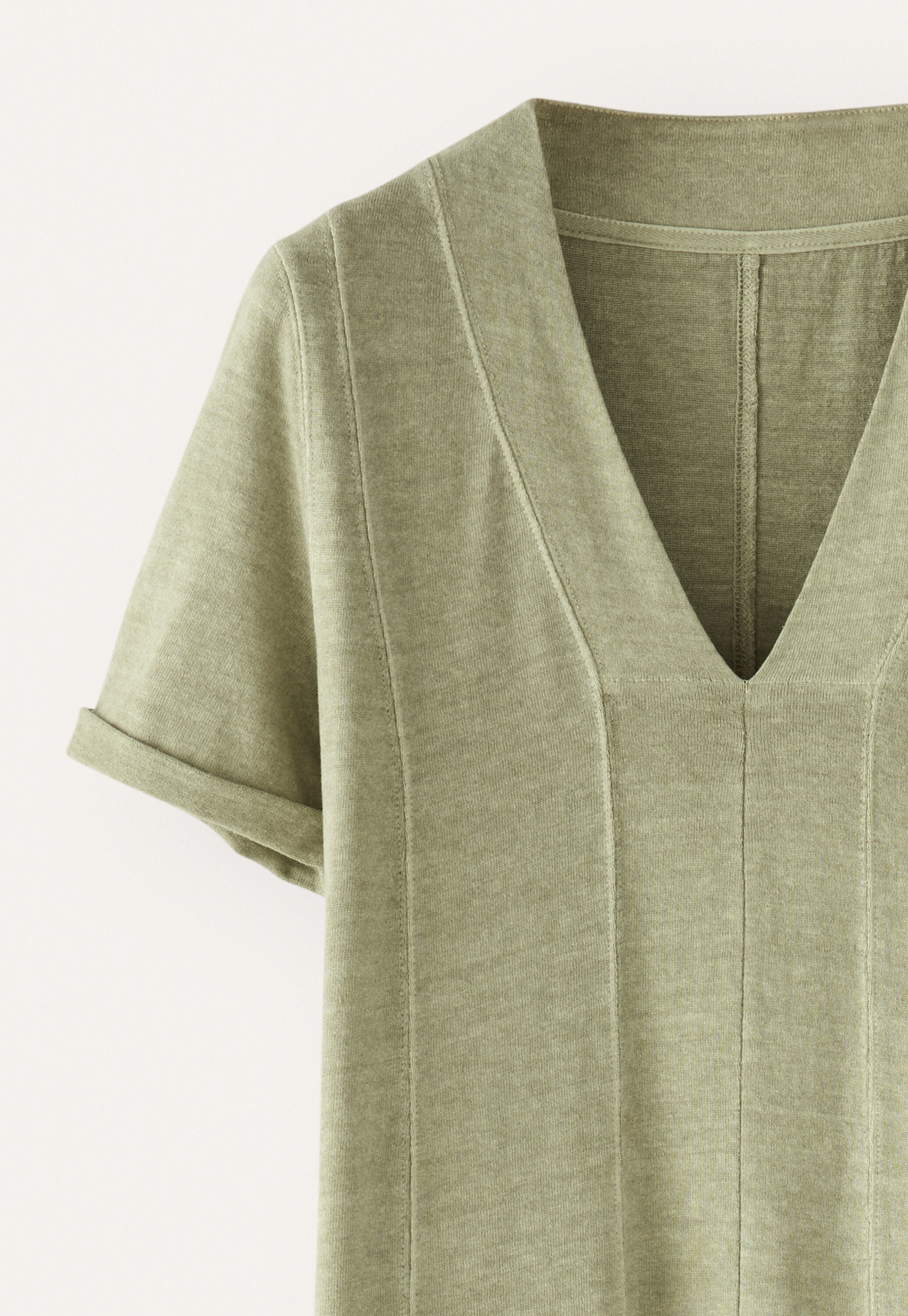 Kleid mit V-Ausschnitt und Eins&auml;tzen