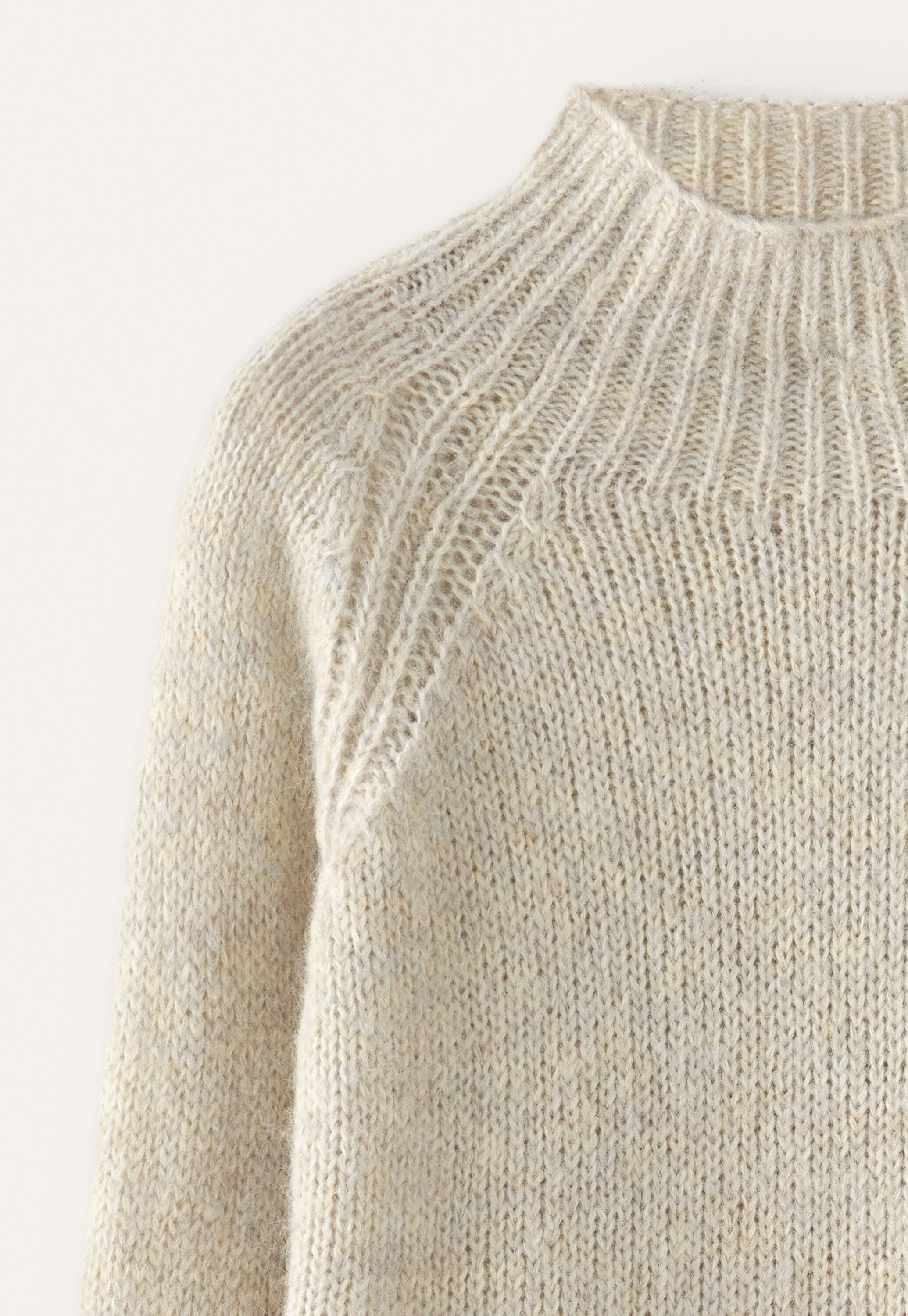 Raglanpullover mit Trichterkragen