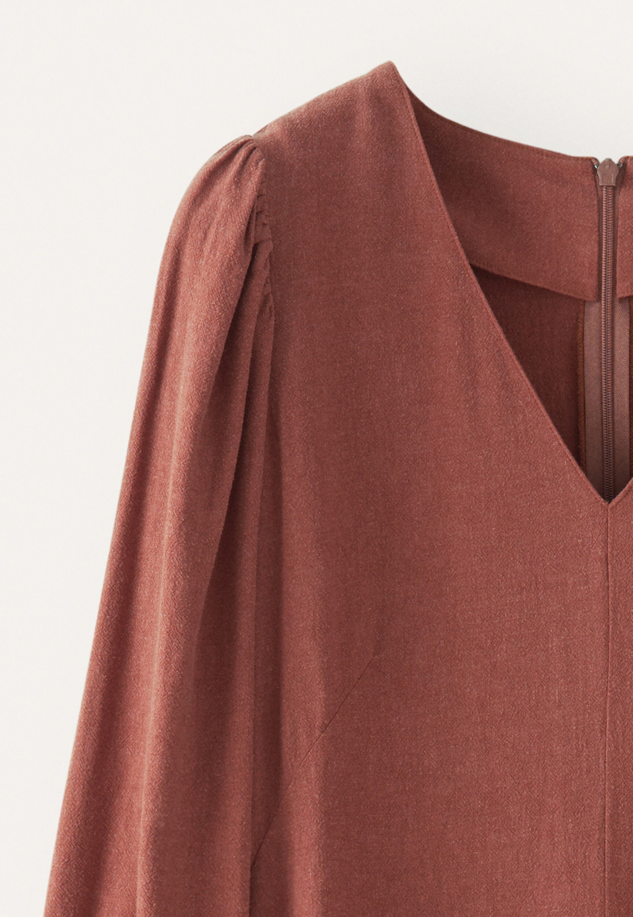 Langes Kleid mit V-Ausschnitt
