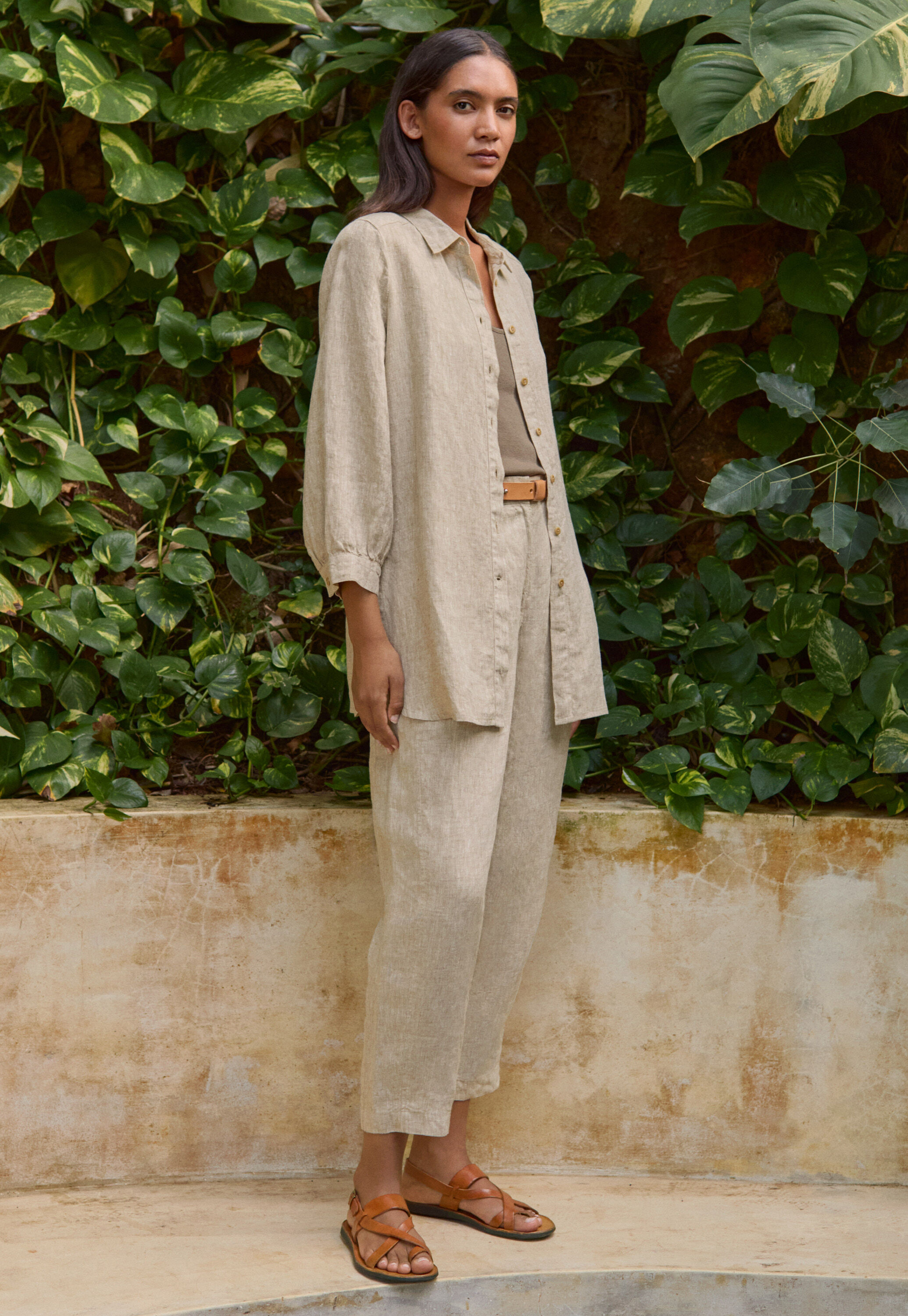 Bluse mit tiefen Seitenschlitzen