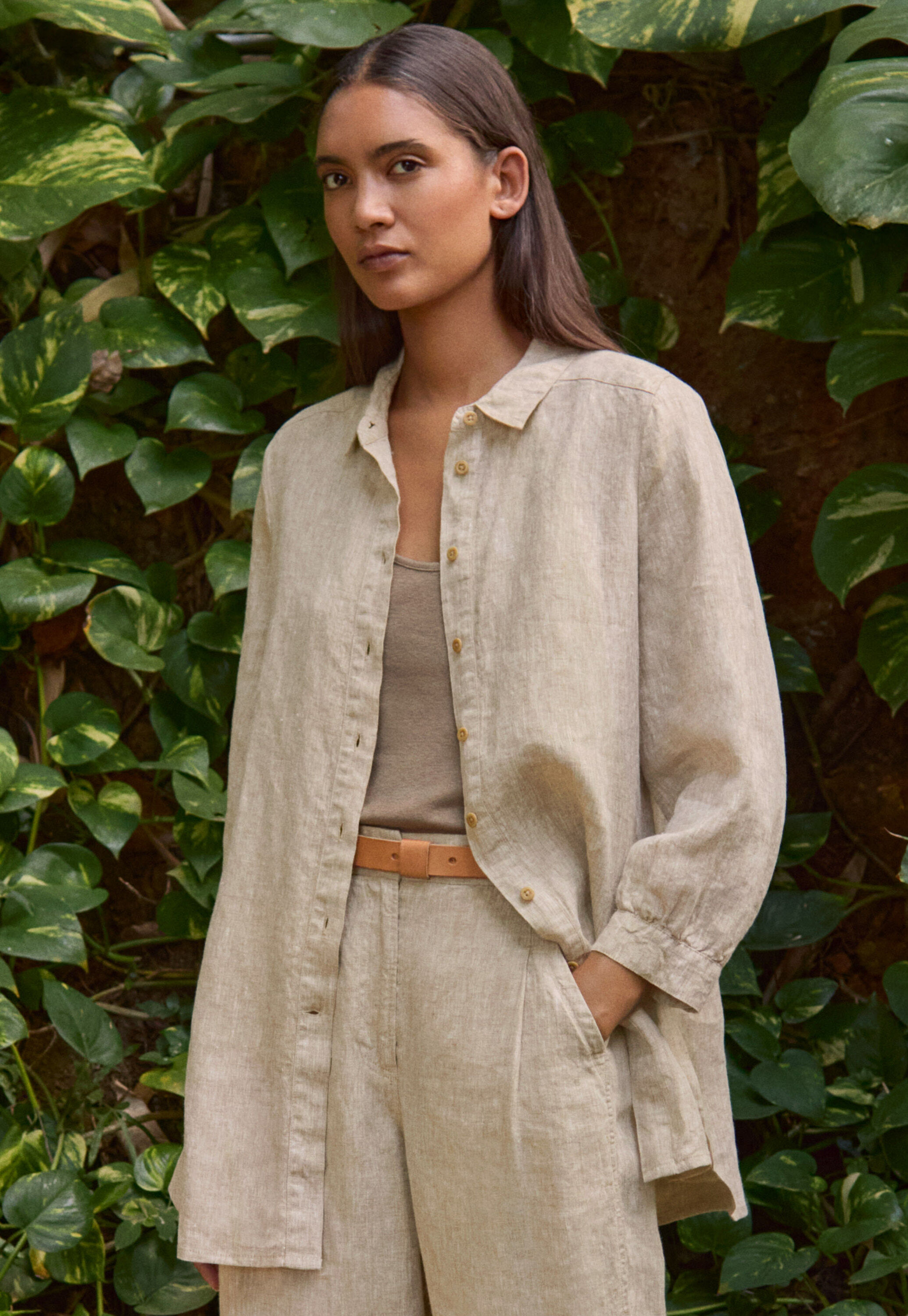 Bluse mit tiefen Seitenschlitzen