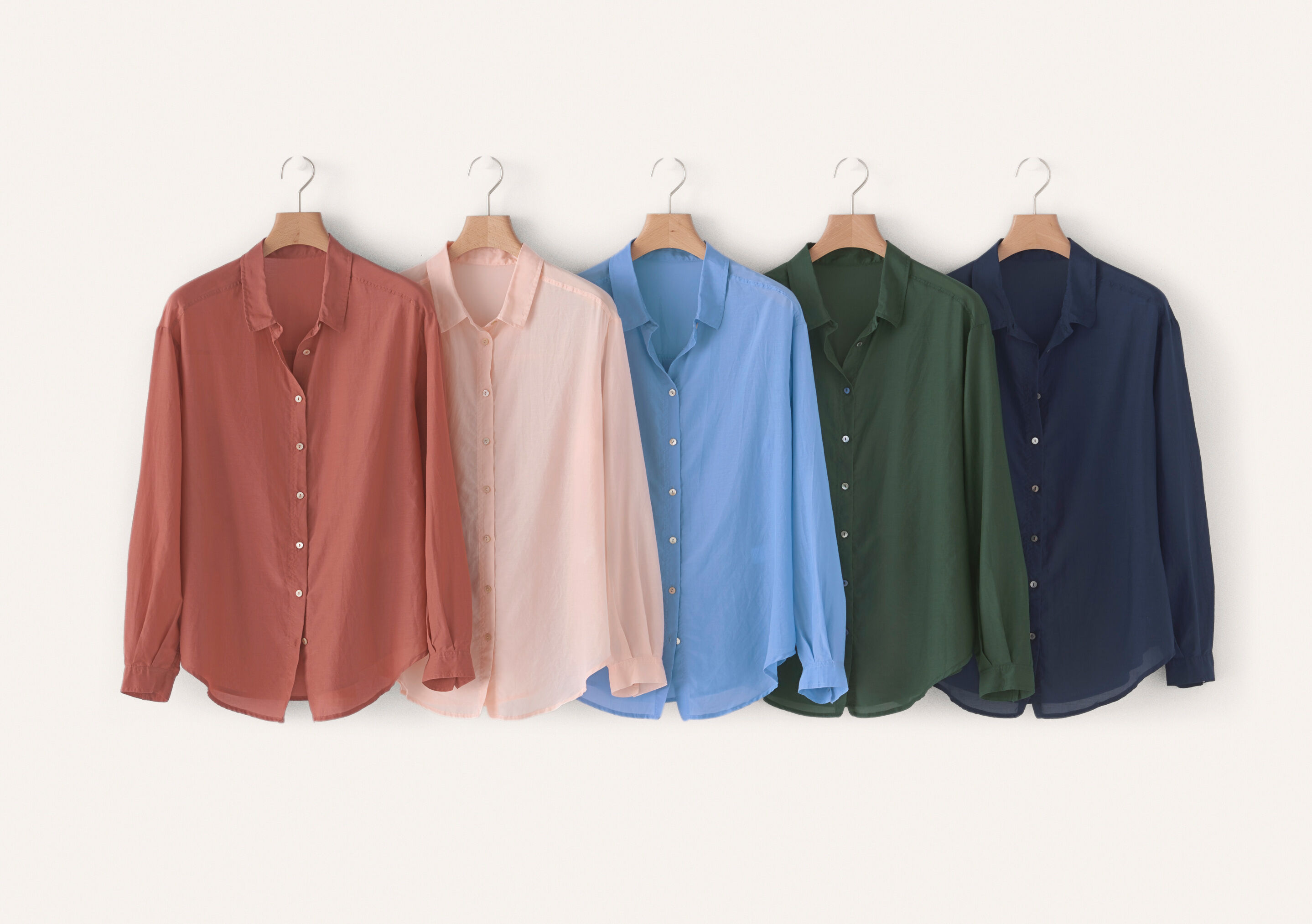 Bluse mit &uuml;berschnittenen Schultern