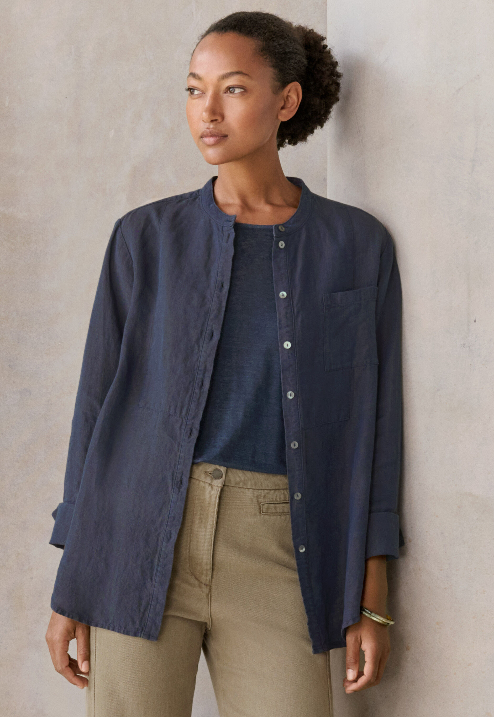 Lange Bluse mit Latzeinsatz