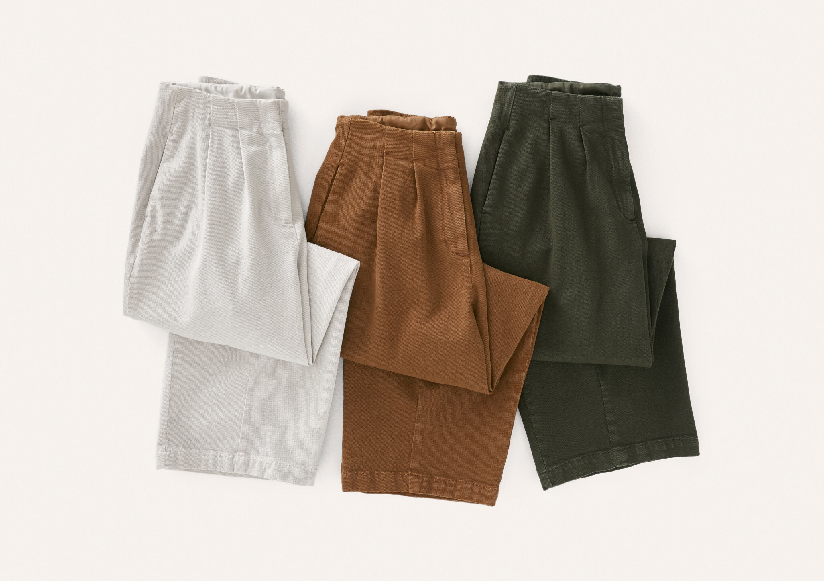 K&uuml;rzer geschnittene Bundfaltenhose
