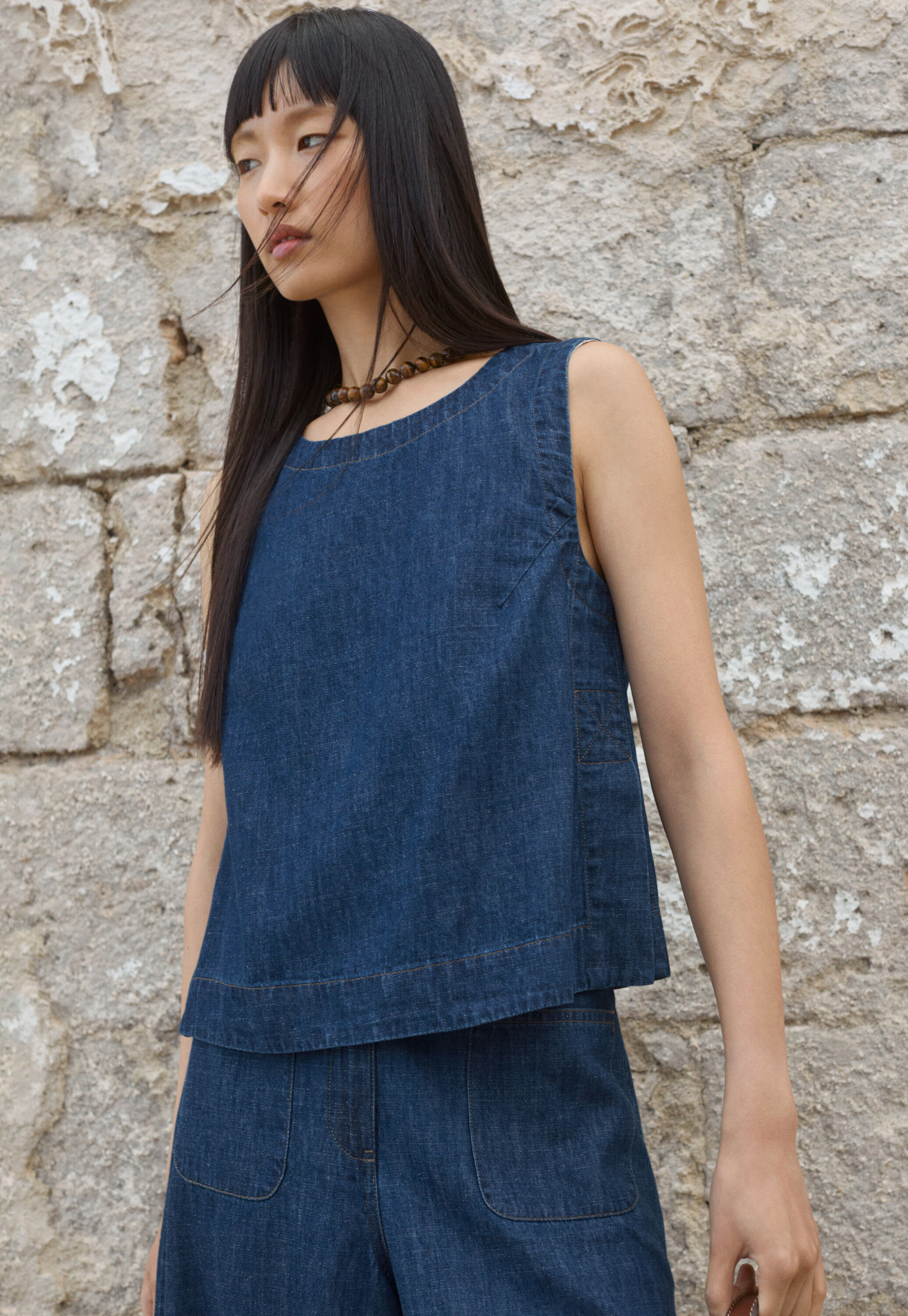 Indigo-dyed sleeveless top