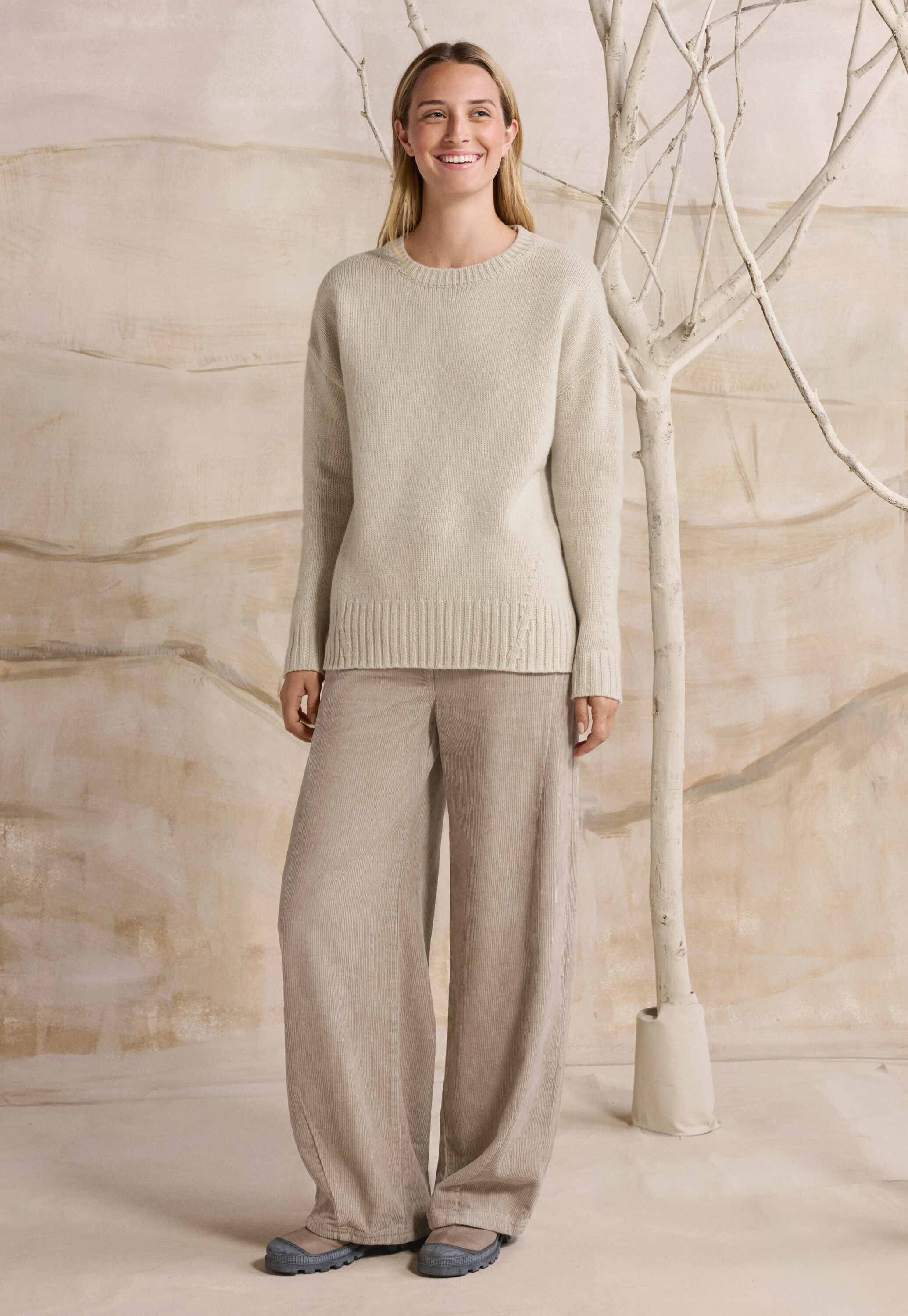 Curved-leg trousers